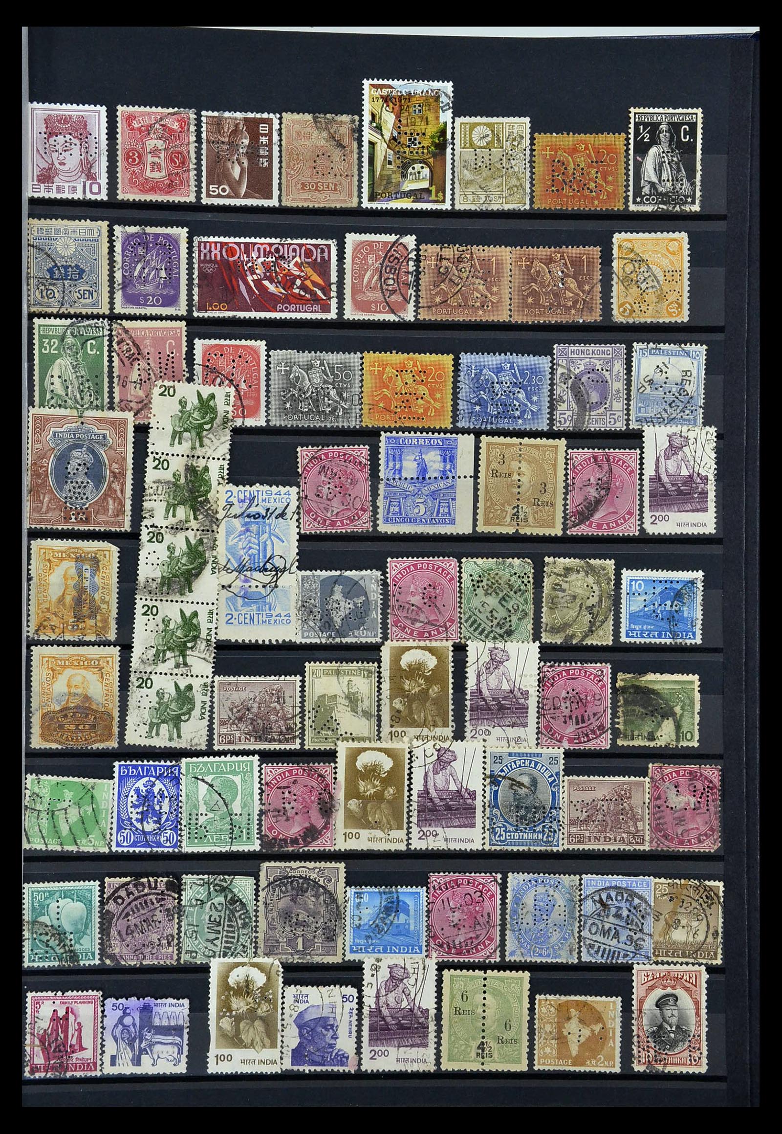 34968 021 - Postzegelverzameling 34968 Wereld perfins 1890-1965.
