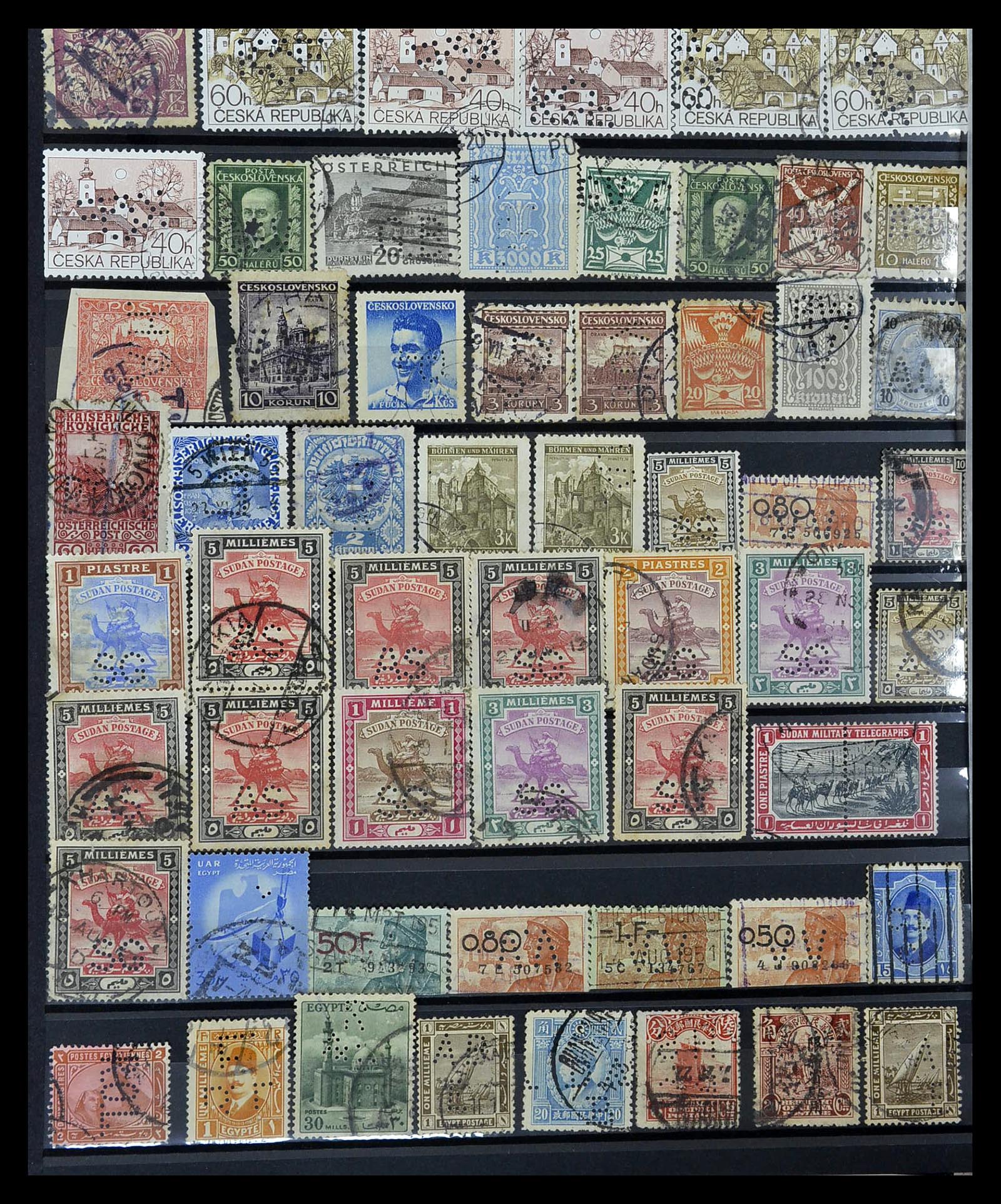 34968 024 - Postzegelverzameling 34968 Wereld perfins 1890-1965.