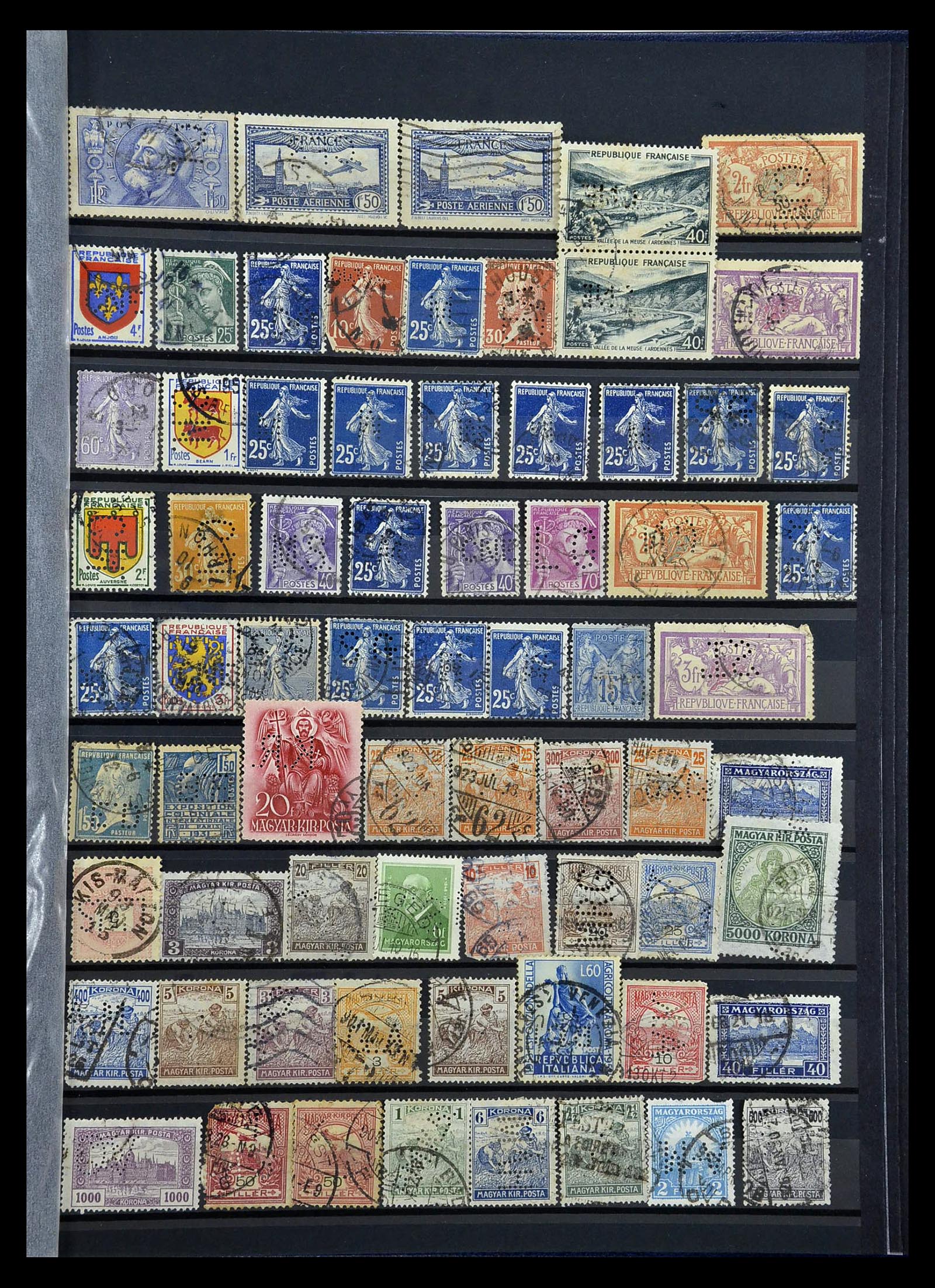 34968 037 - Postzegelverzameling 34968 Wereld perfins 1890-1965.