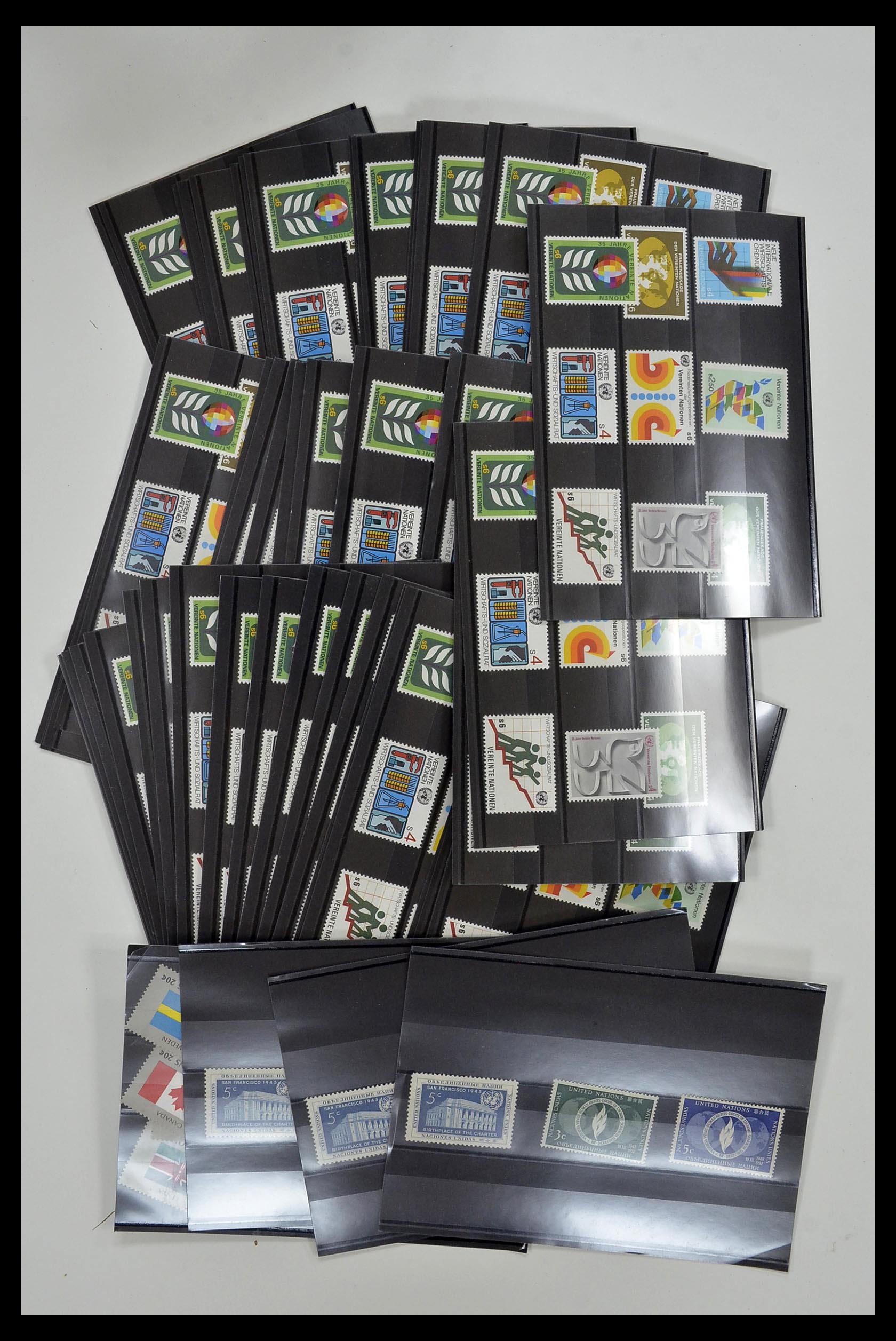 34973 027 - Postzegelverzameling 34973 Verenigde Naties 1951-2000.