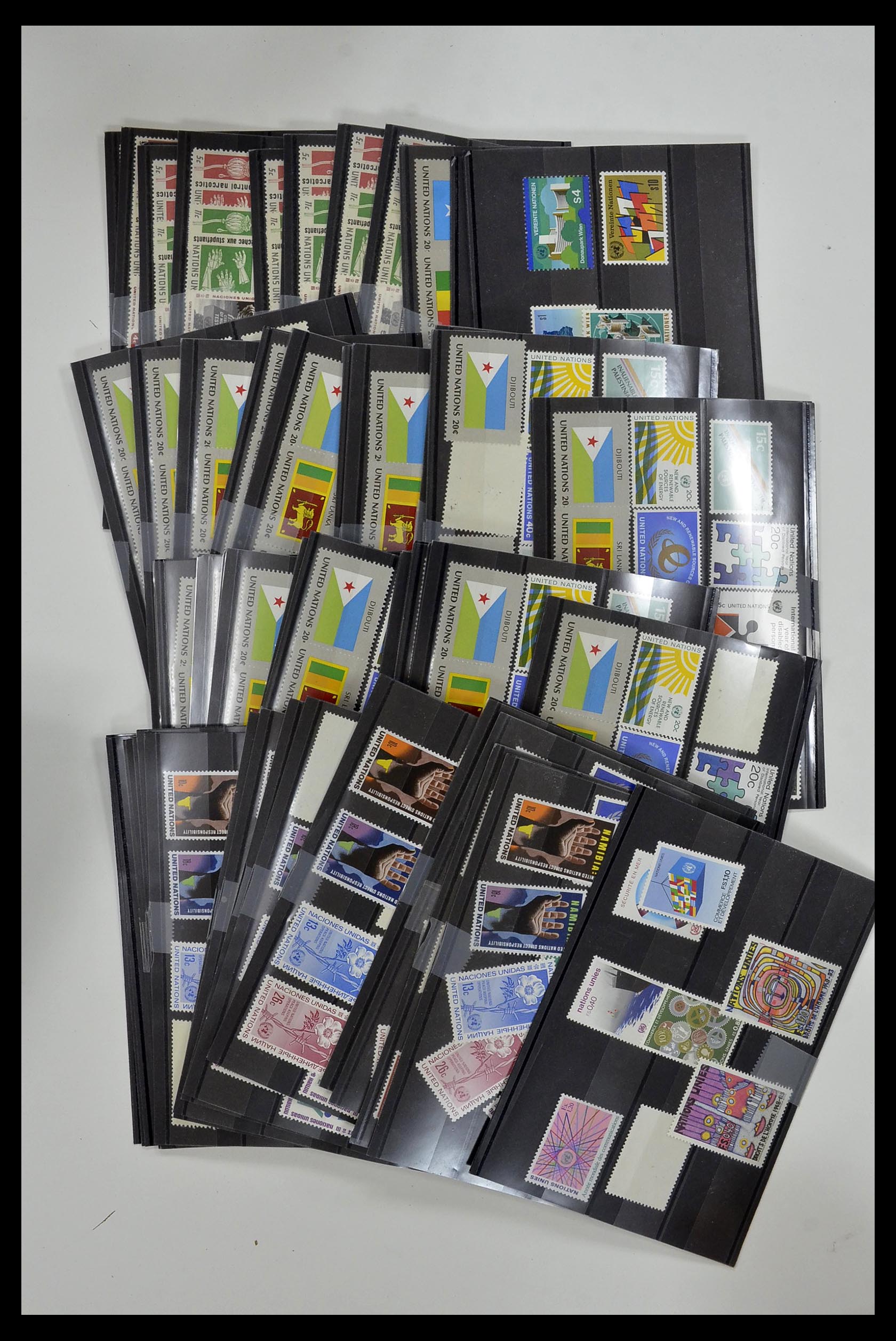 34973 031 - Postzegelverzameling 34973 Verenigde Naties 1951-2000.