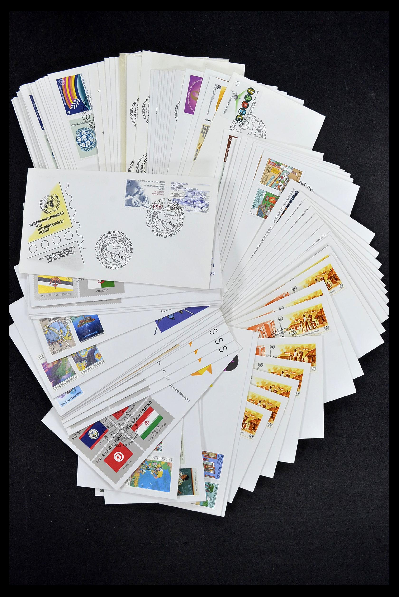 34973 041 - Postzegelverzameling 34973 Verenigde Naties 1951-2000.