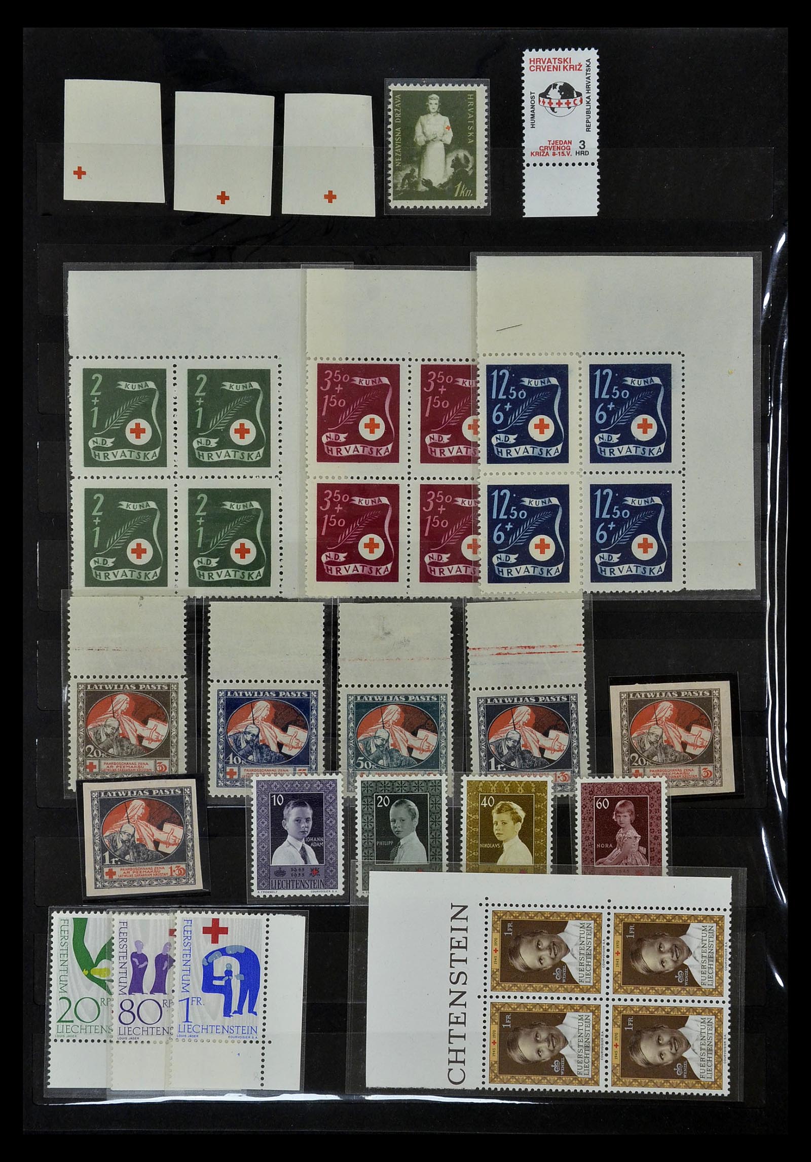 35032 029 - Stamp collection 35032 Red Cross 1914-1990.