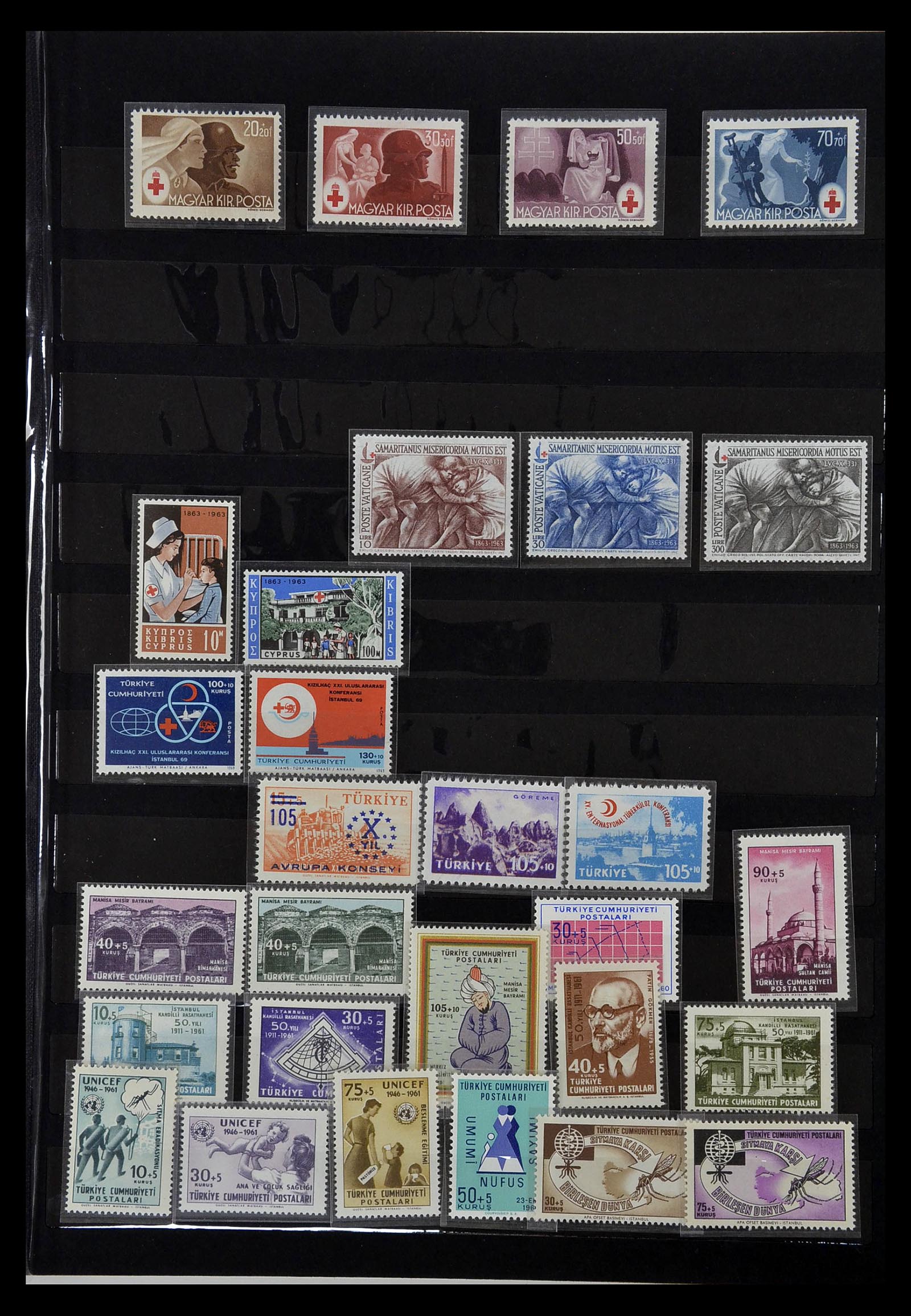 35032 044 - Stamp collection 35032 Red Cross 1914-1990.