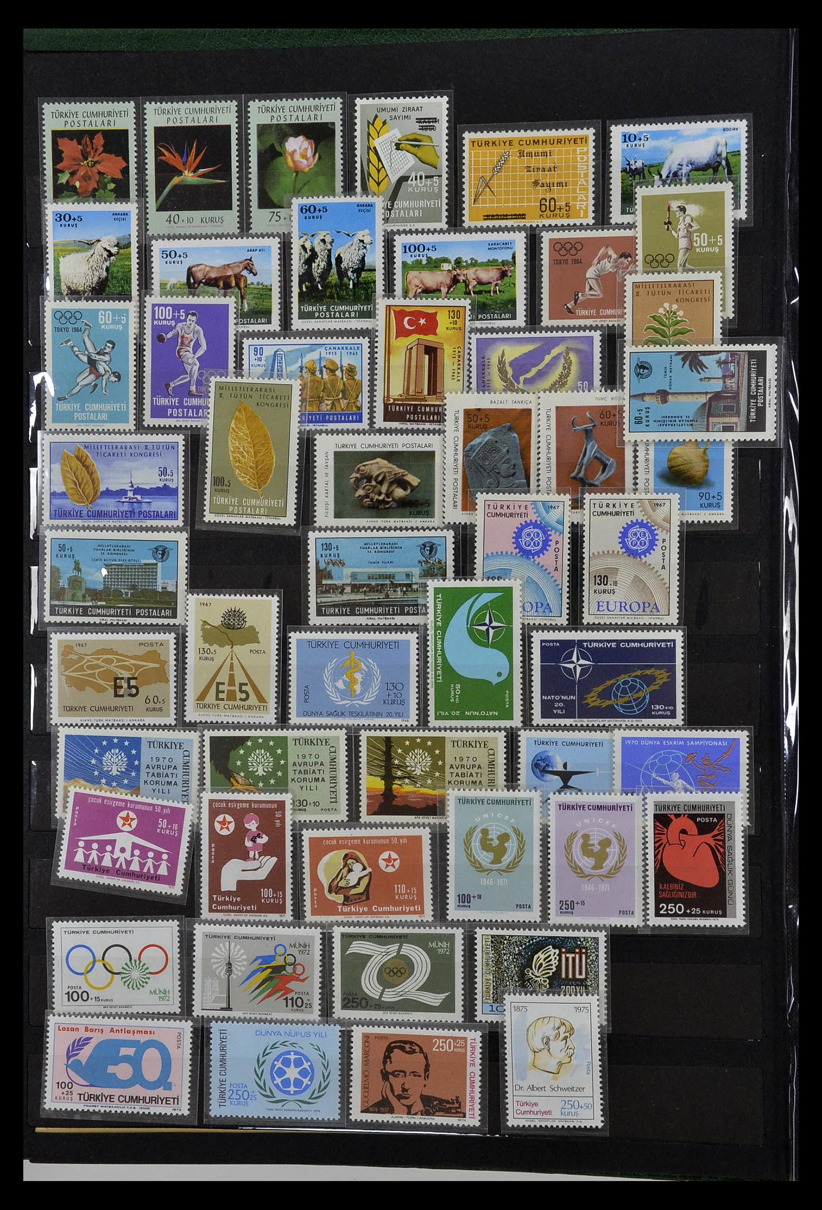 35032 045 - Stamp collection 35032 Red Cross 1914-1990.