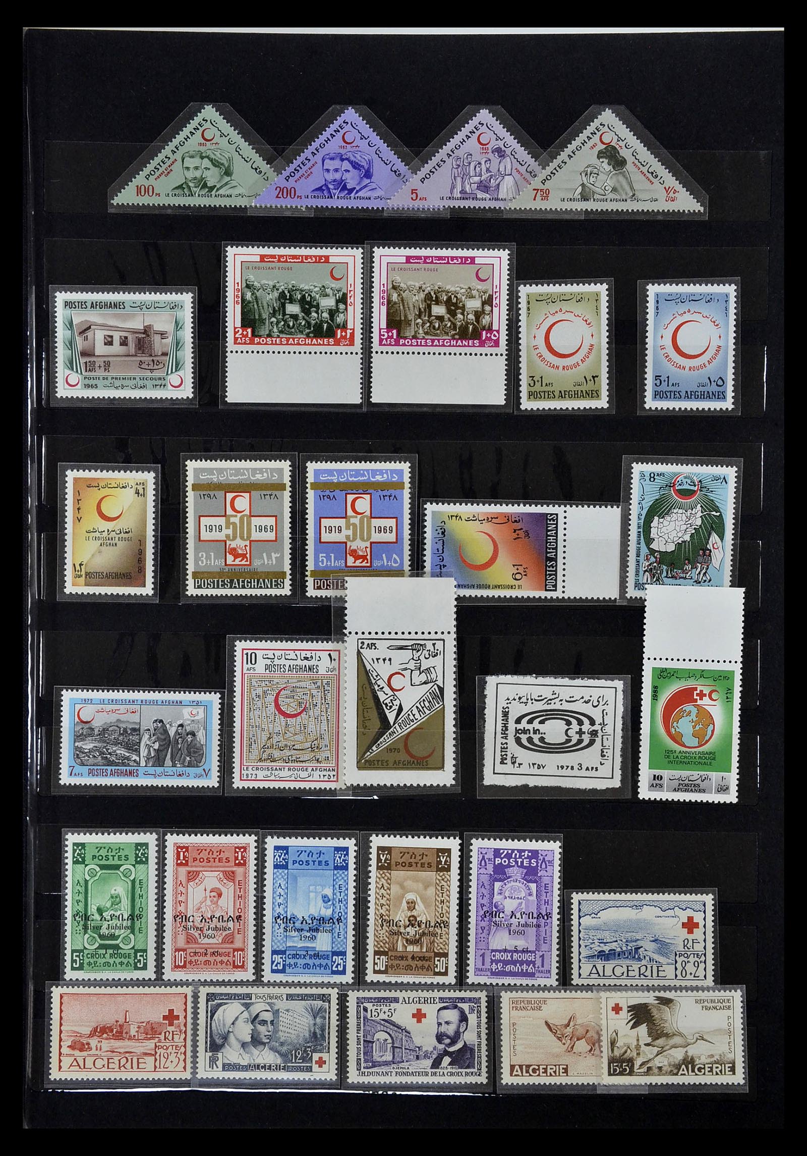 35032 048 - Stamp collection 35032 Red Cross 1914-1990.
