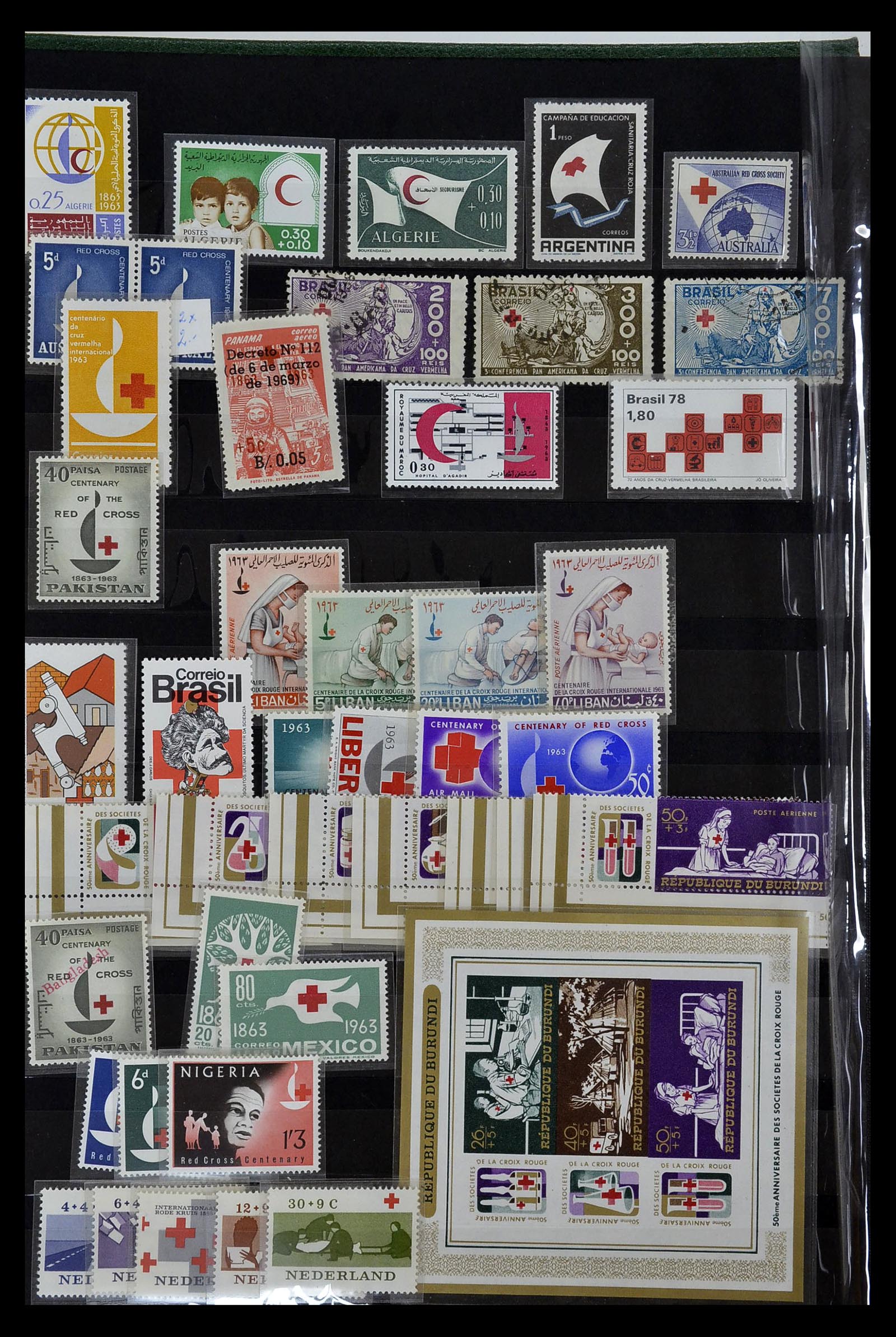 35032 049 - Stamp collection 35032 Red Cross 1914-1990.