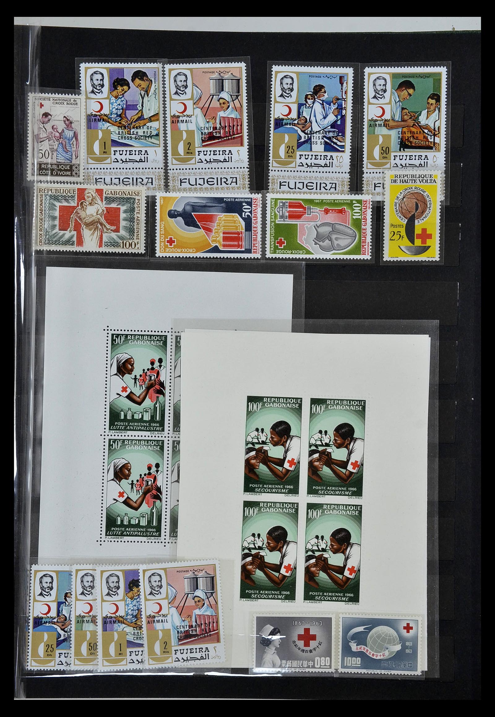 35032 052 - Stamp collection 35032 Red Cross 1914-1990.