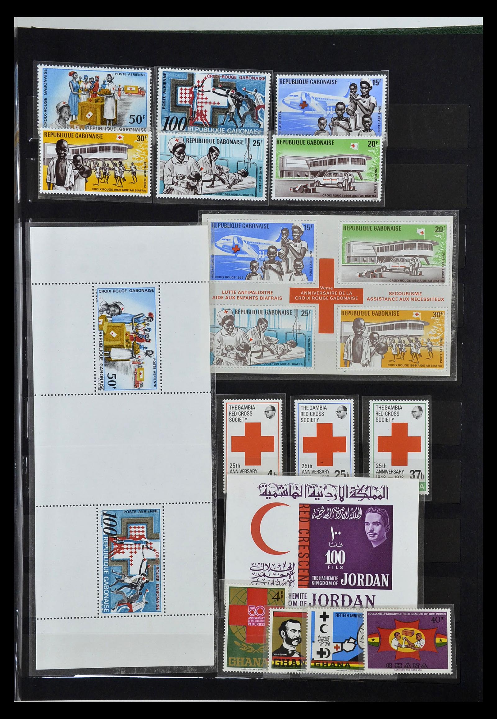 35032 054 - Stamp collection 35032 Red Cross 1914-1990.