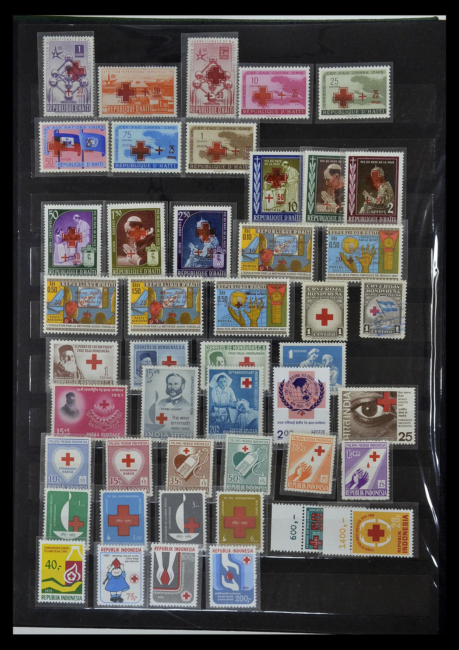 35032 057 - Stamp collection 35032 Red Cross 1914-1990.