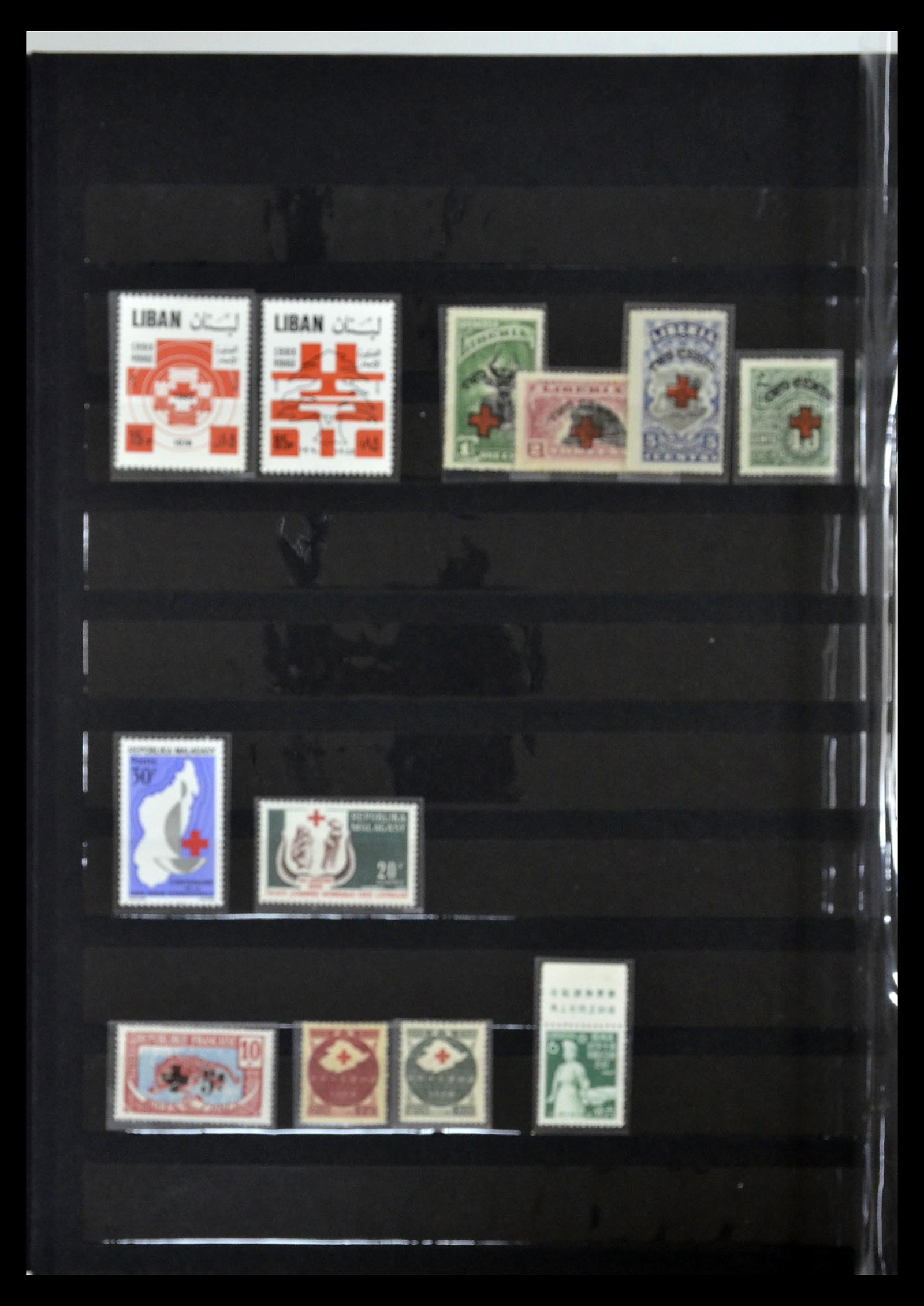 35032 065 - Stamp collection 35032 Red Cross 1914-1990.