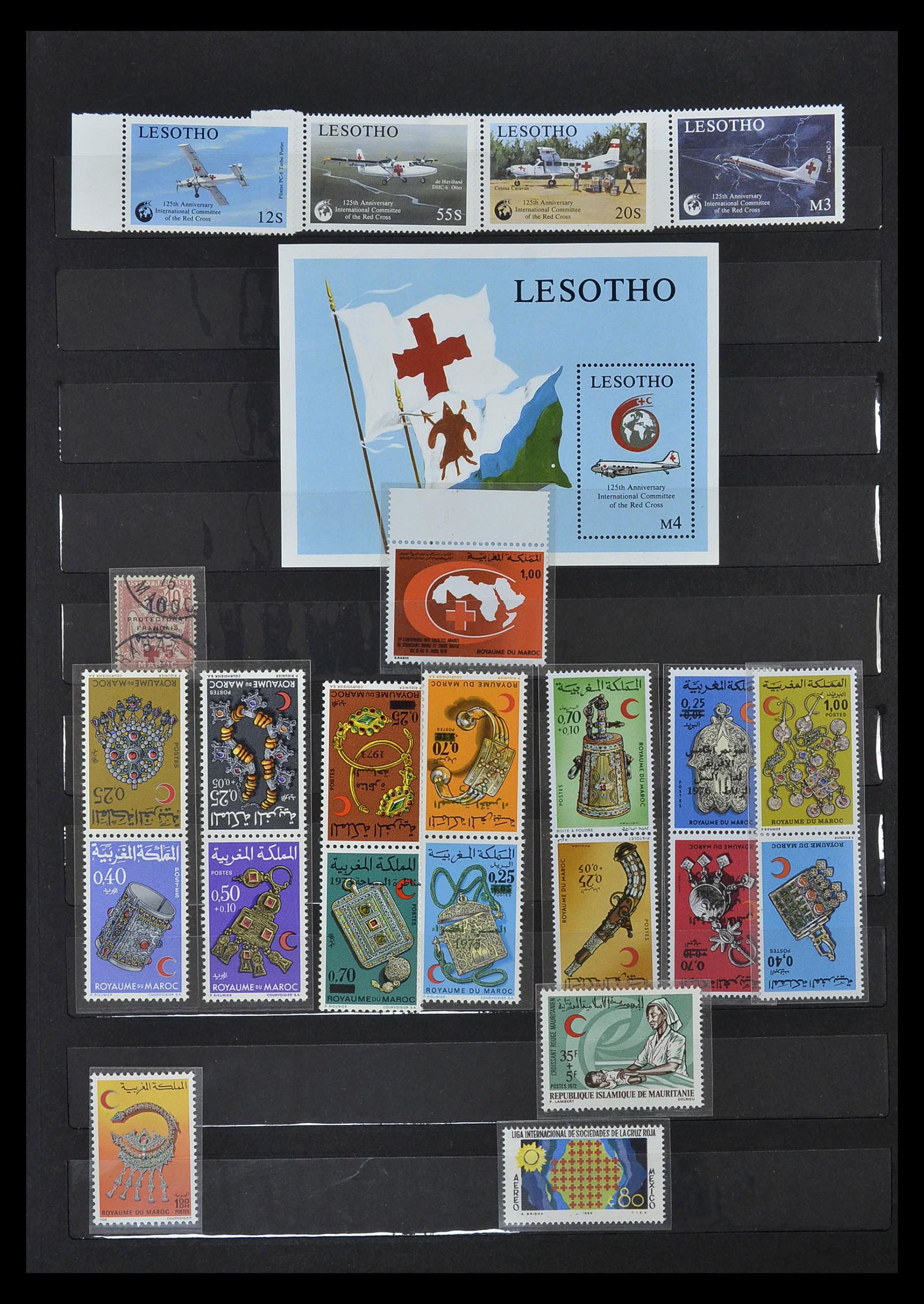 35032 067 - Stamp collection 35032 Red Cross 1914-1990.