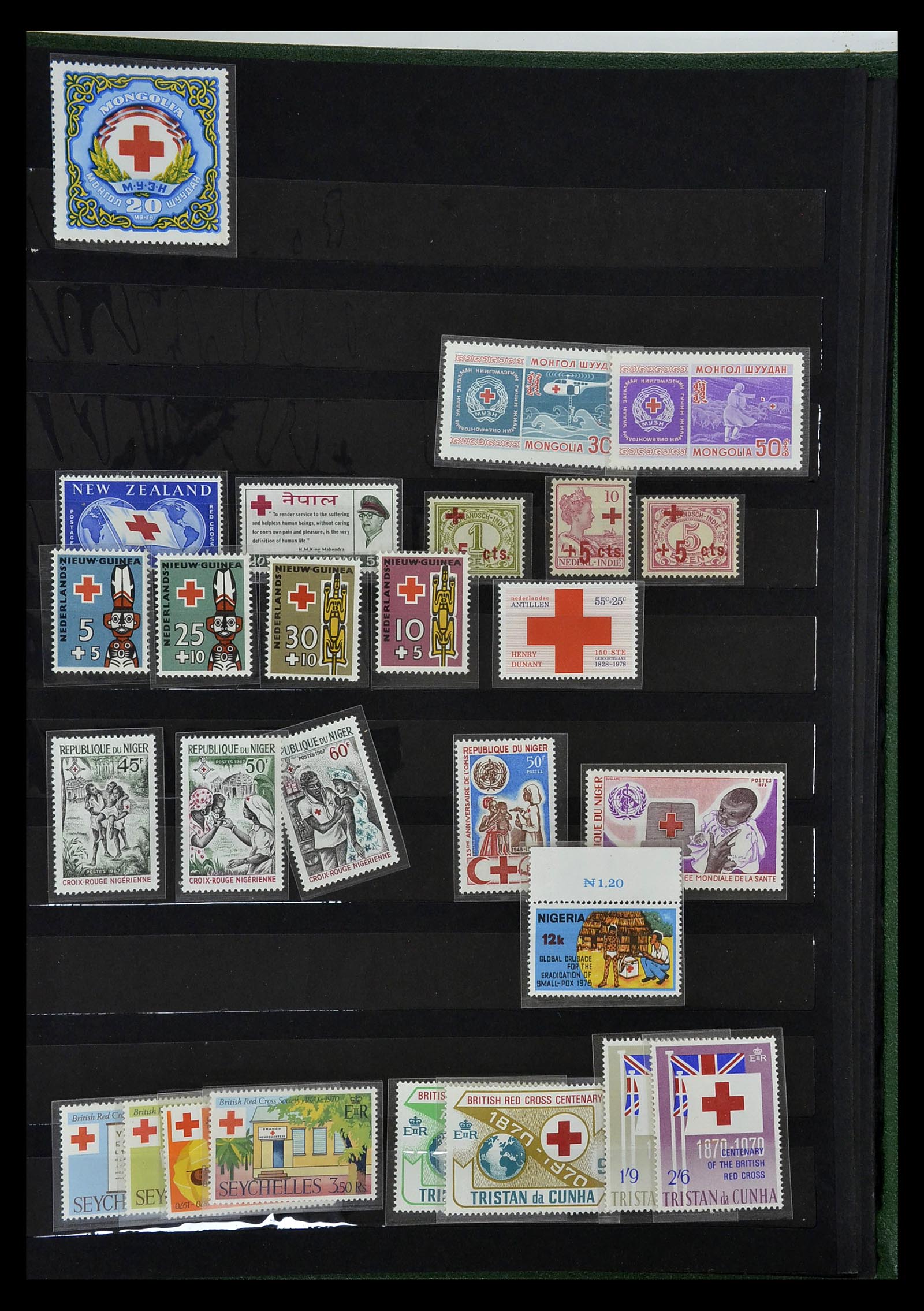 35032 068 - Stamp collection 35032 Red Cross 1914-1990.
