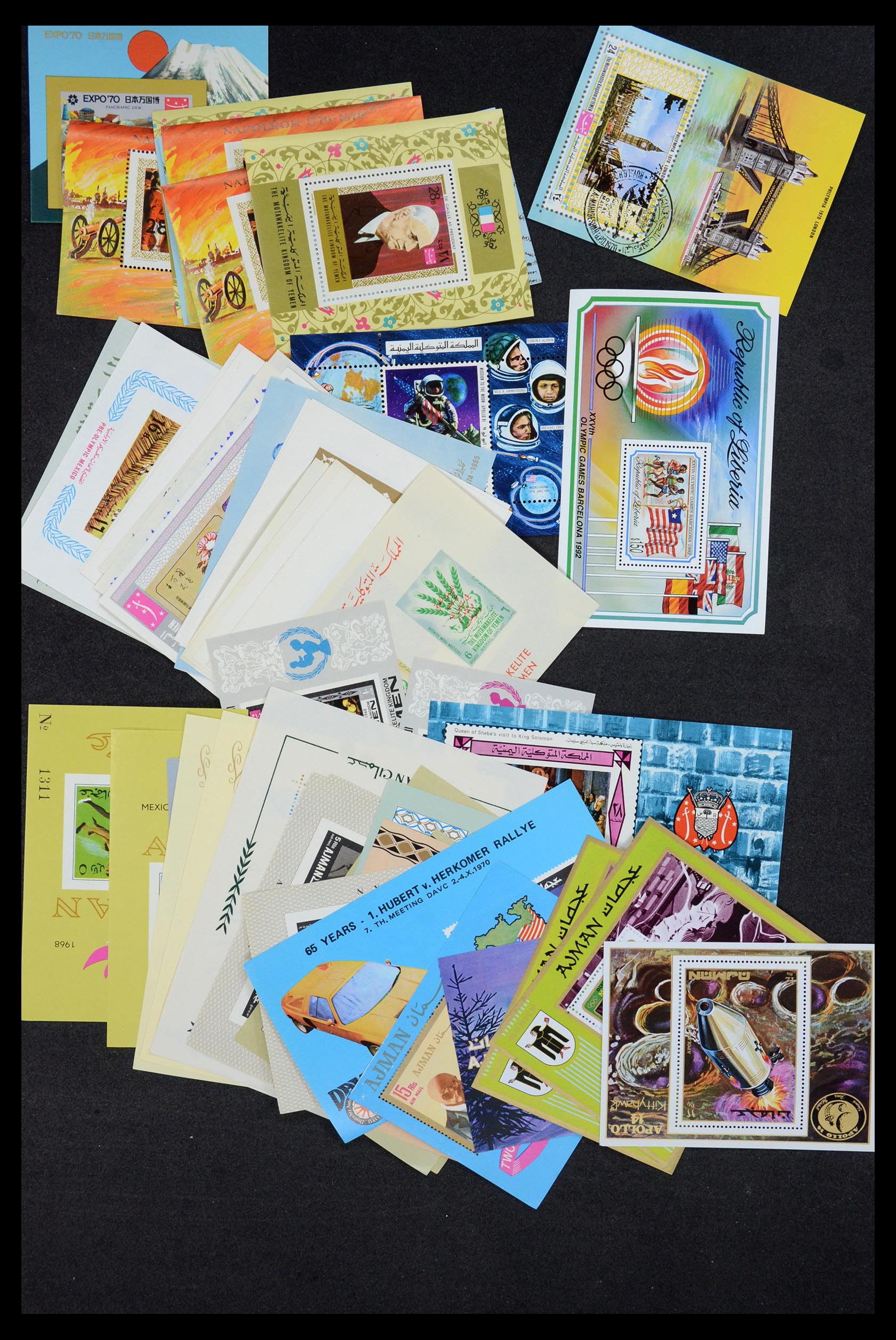 35472 001 - Stamp Collection 35472 World souvenir sheets MNH.