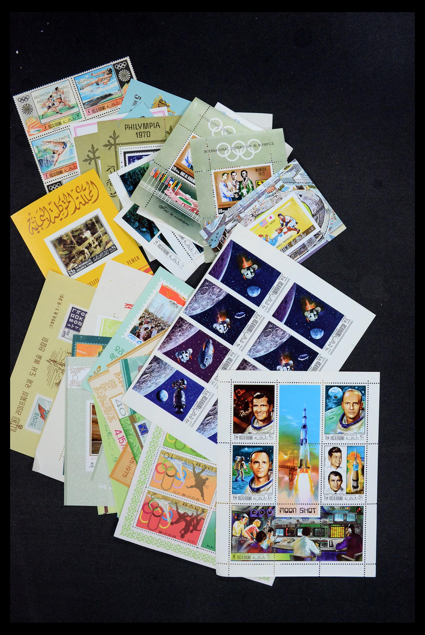 35472 008 - Stamp Collection 35472 World souvenir sheets MNH.