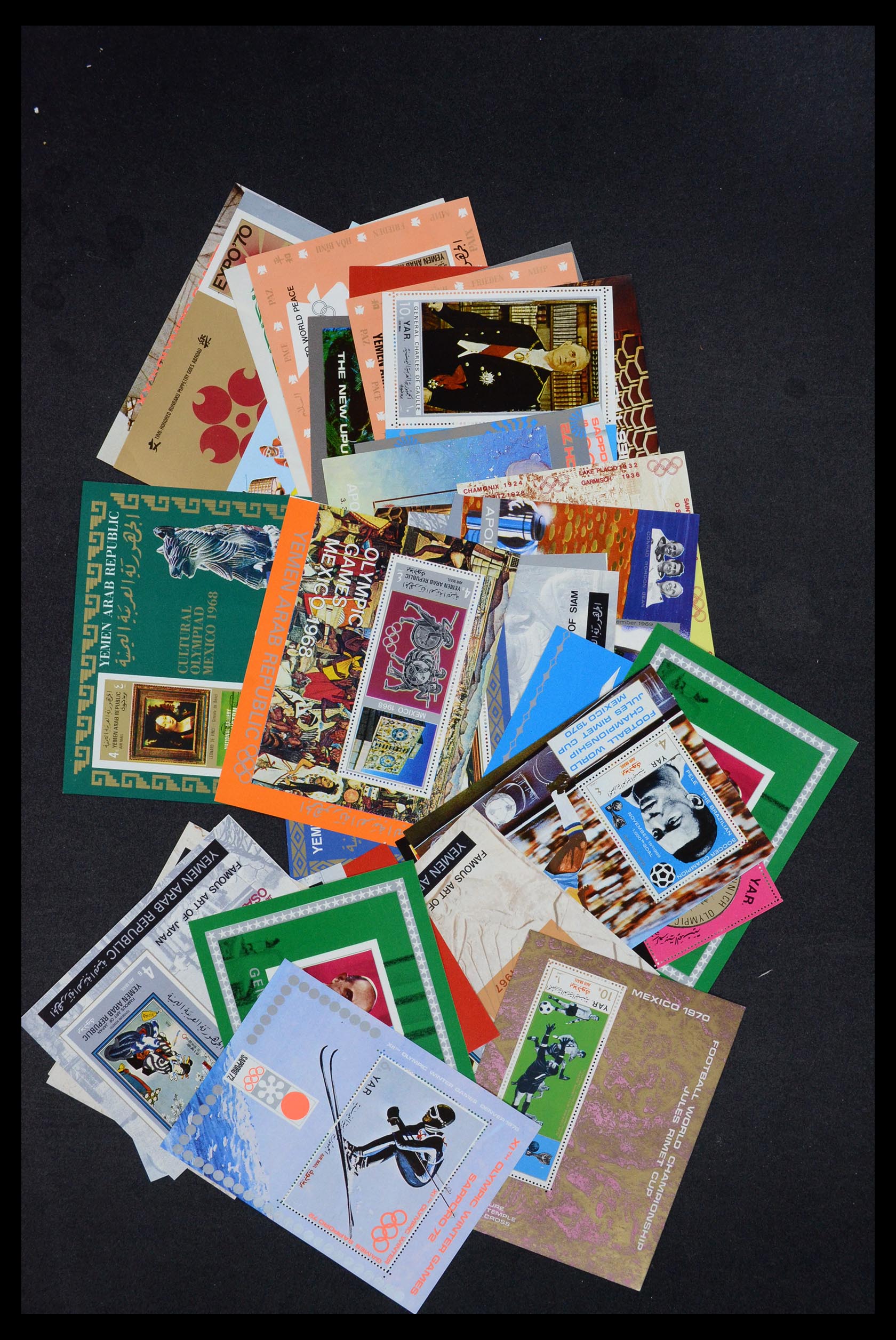 35472 013 - Stamp Collection 35472 World souvenir sheets MNH.