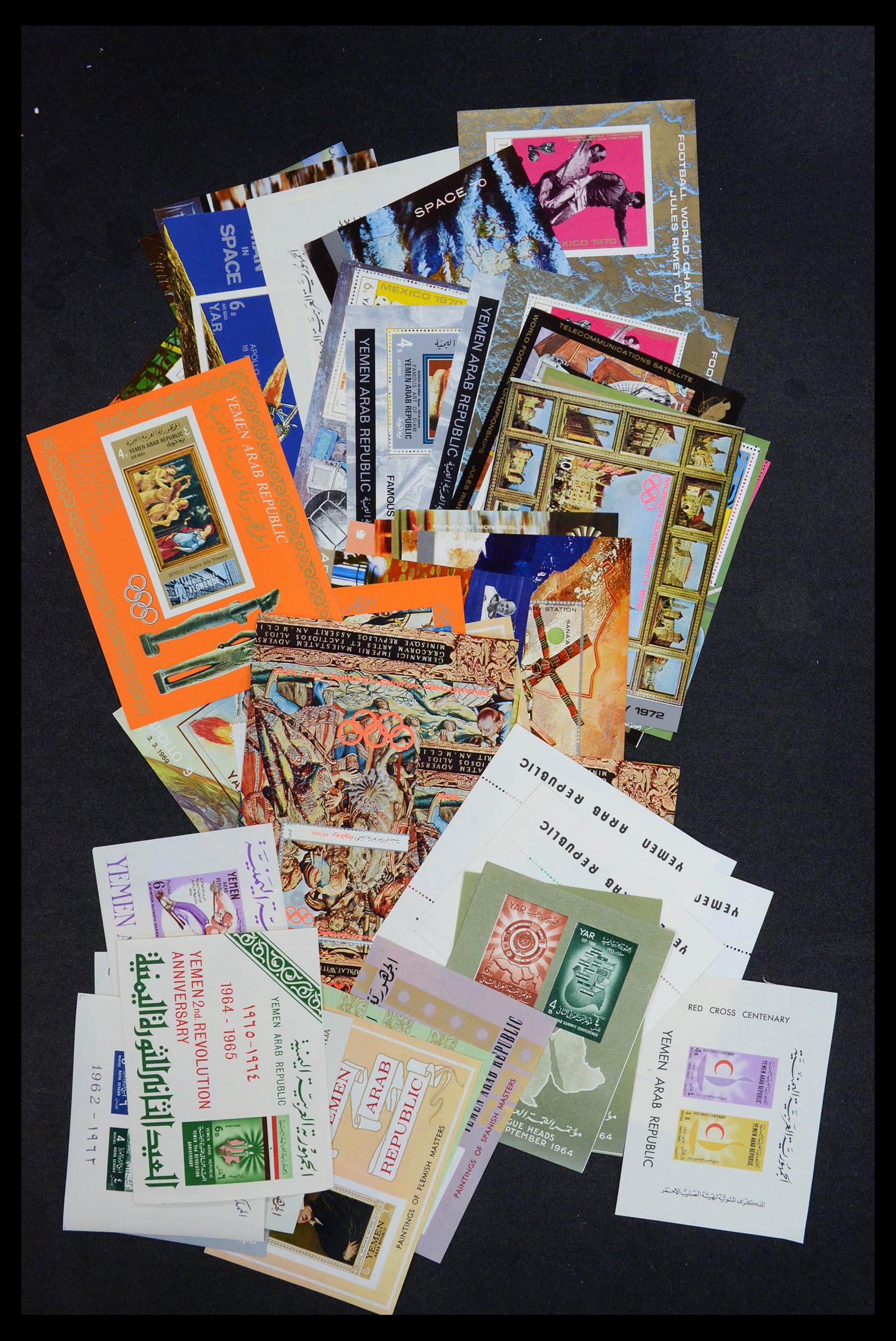 35472 017 - Stamp Collection 35472 World souvenir sheets MNH.