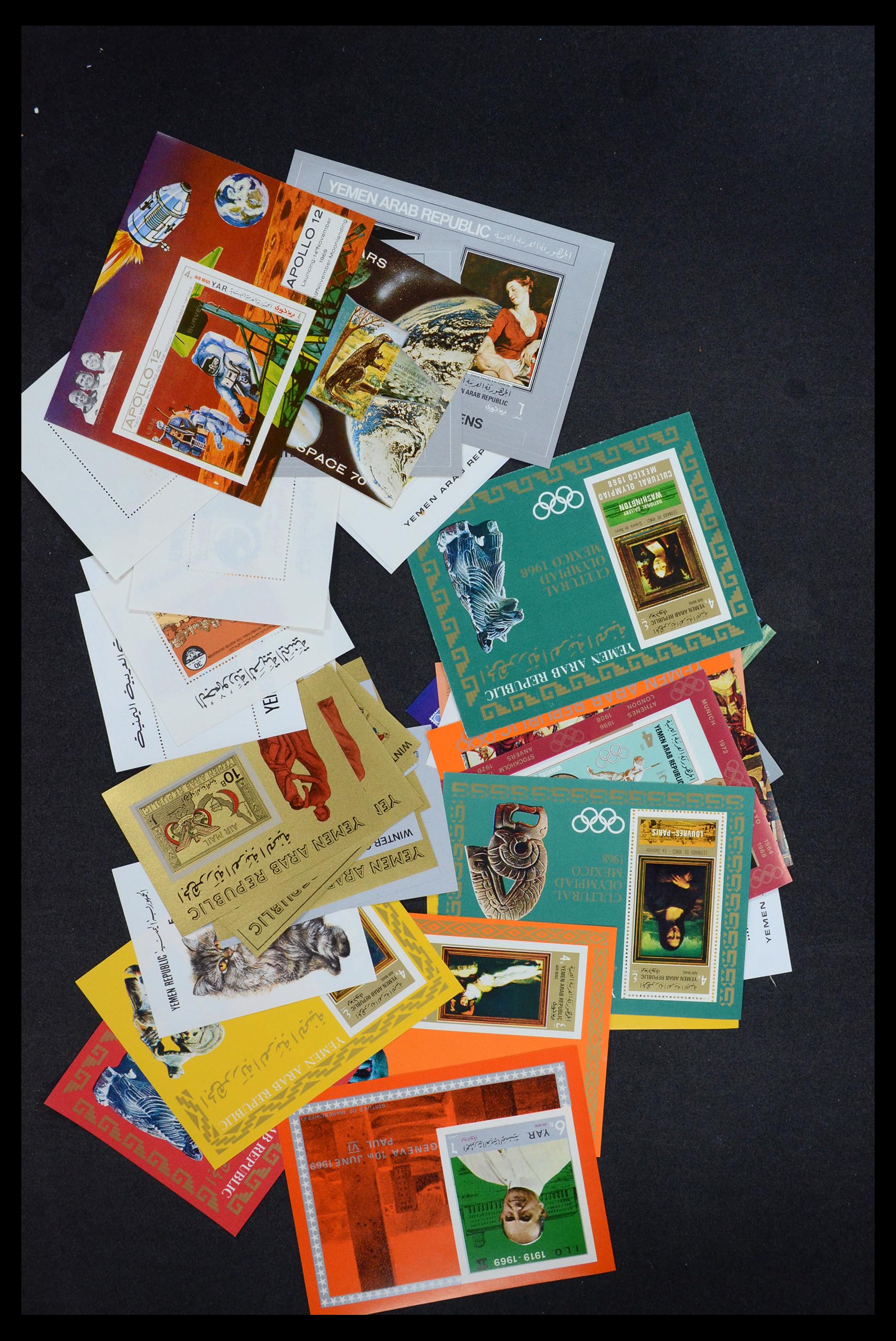 35472 018 - Stamp Collection 35472 World souvenir sheets MNH.
