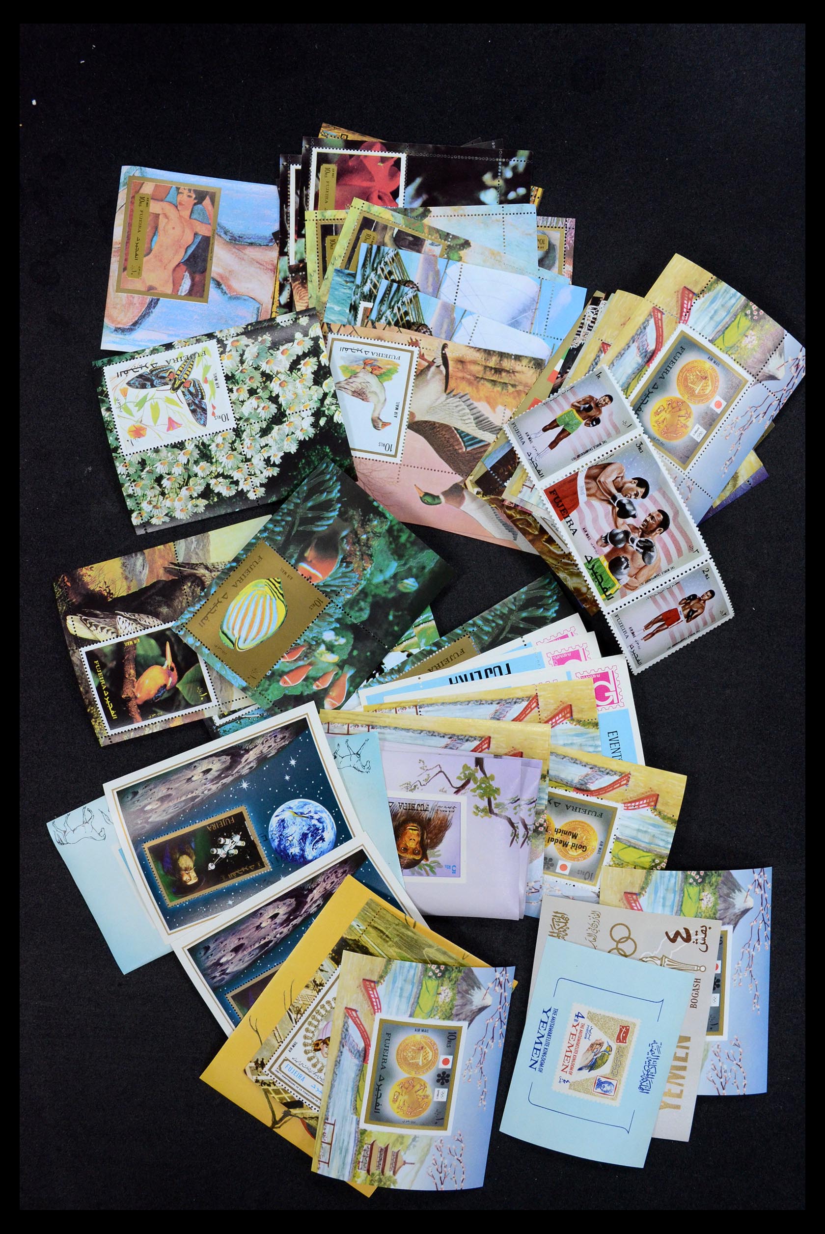 35472 023 - Stamp Collection 35472 World souvenir sheets MNH.