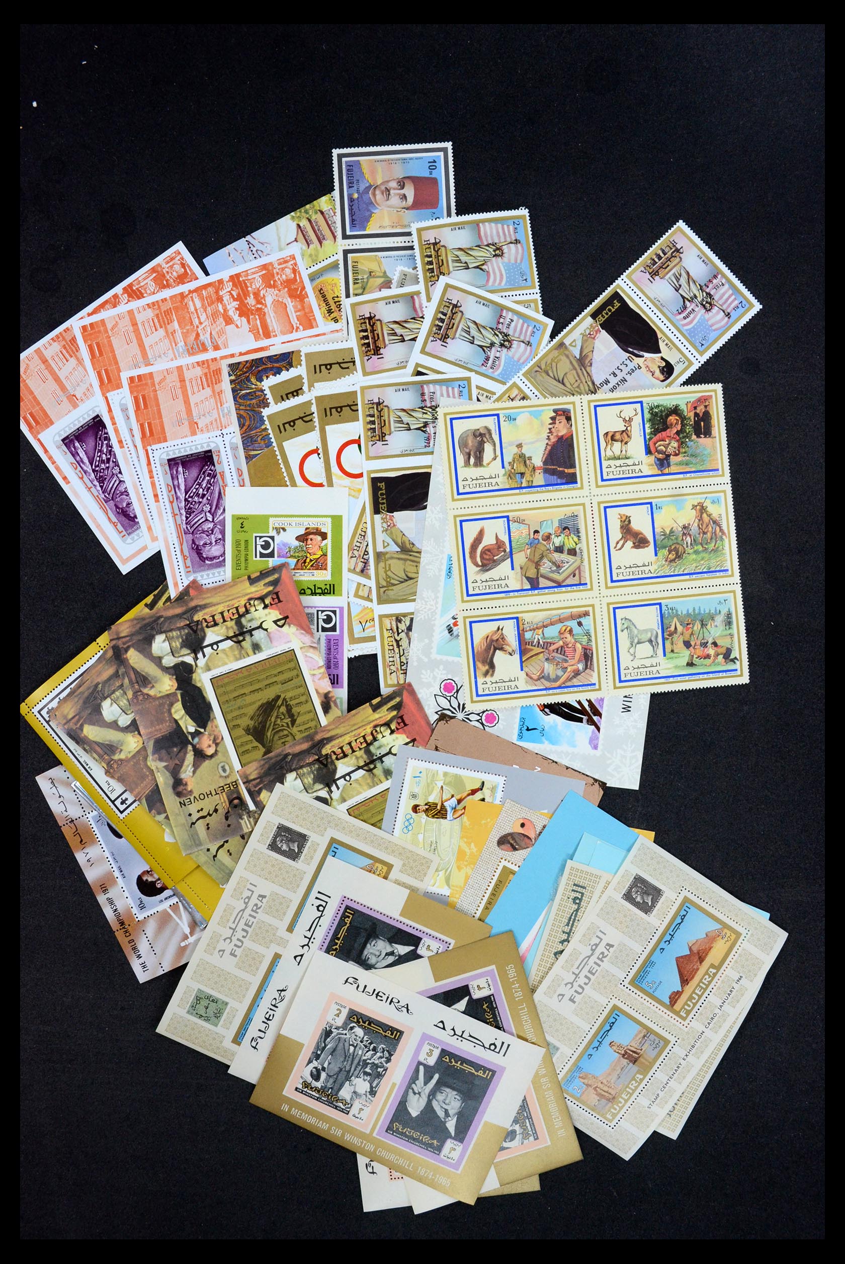35472 025 - Stamp Collection 35472 World souvenir sheets MNH.