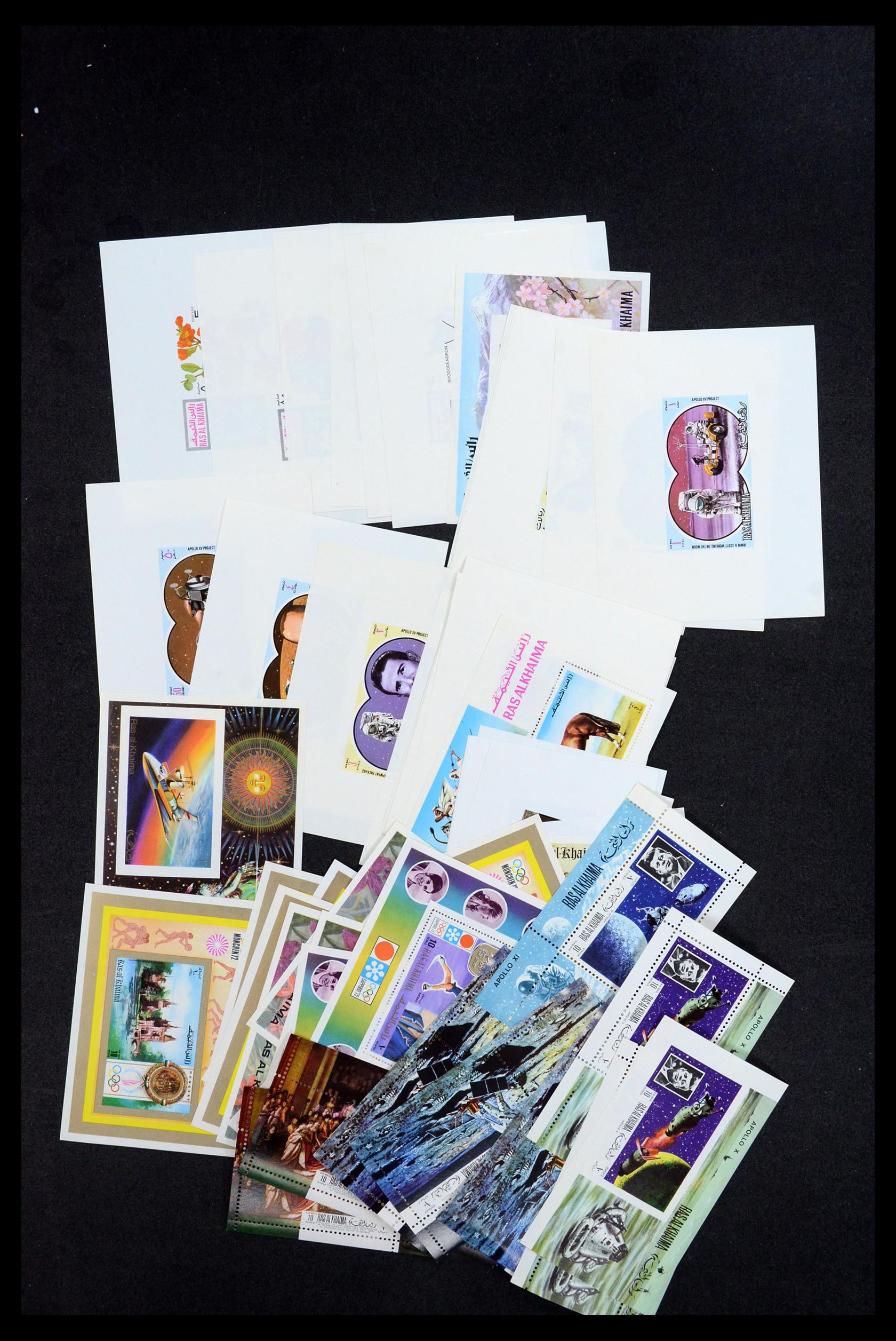 35472 028 - Stamp Collection 35472 World souvenir sheets MNH.