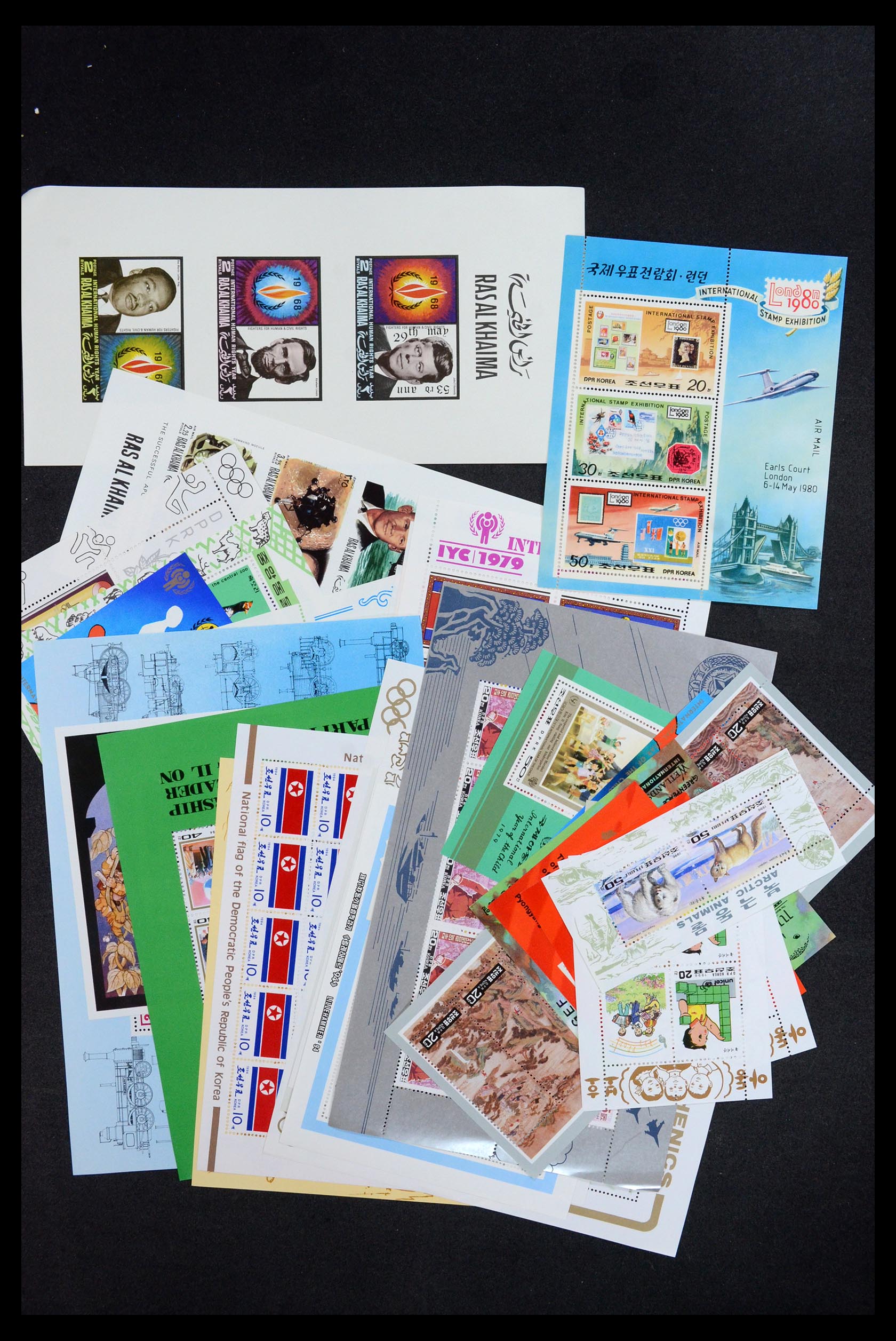 35472 030 - Stamp Collection 35472 World souvenir sheets MNH.