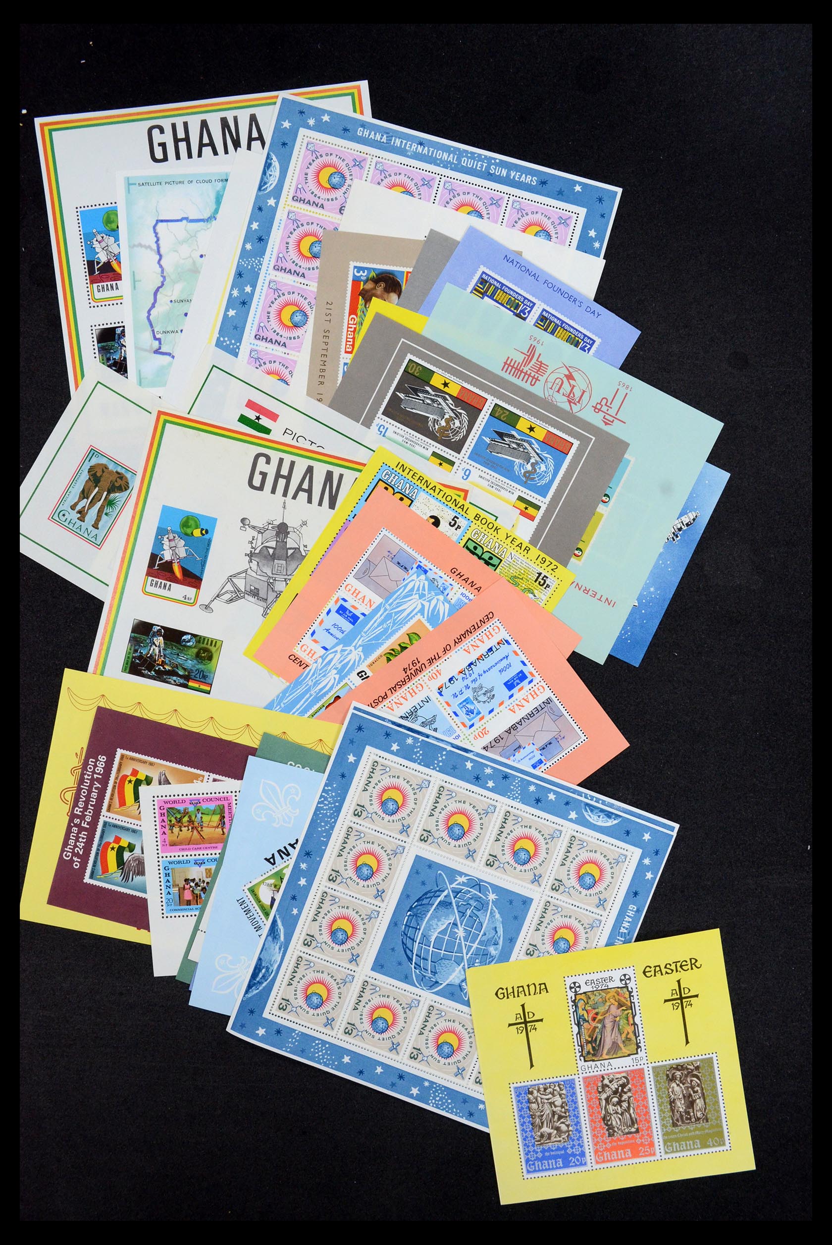 35472 033 - Stamp Collection 35472 World souvenir sheets MNH.