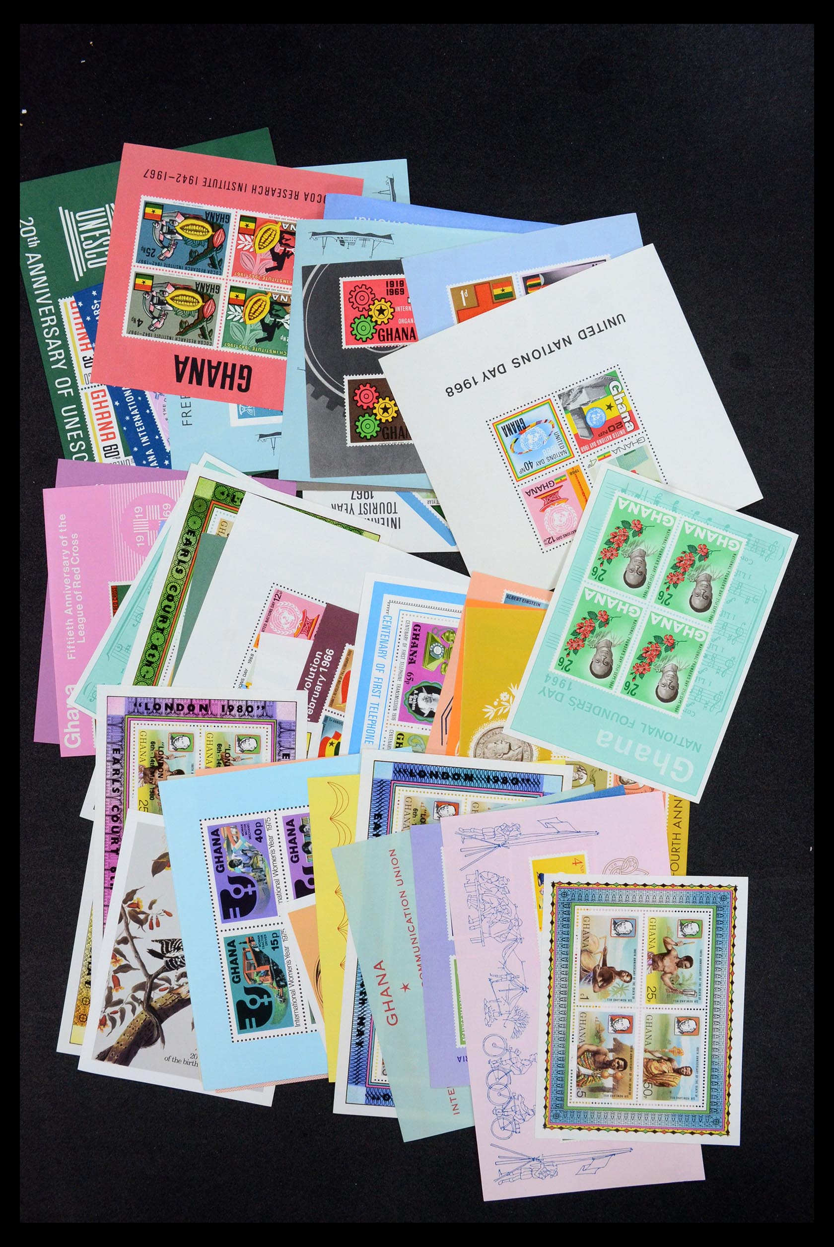 35472 034 - Stamp Collection 35472 World souvenir sheets MNH.