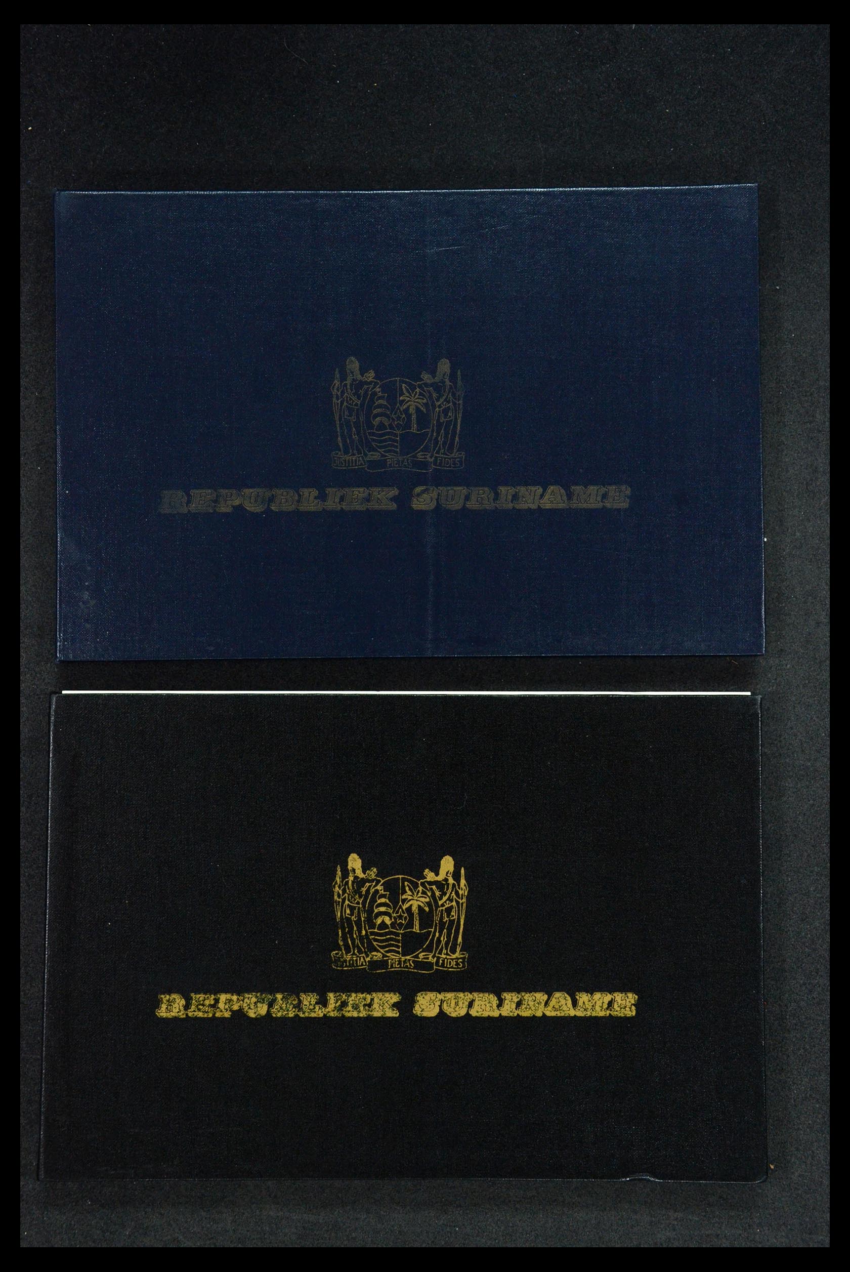 35542 001 - Postzegelverzameling 35542 Suriname carnets 1975-1978.