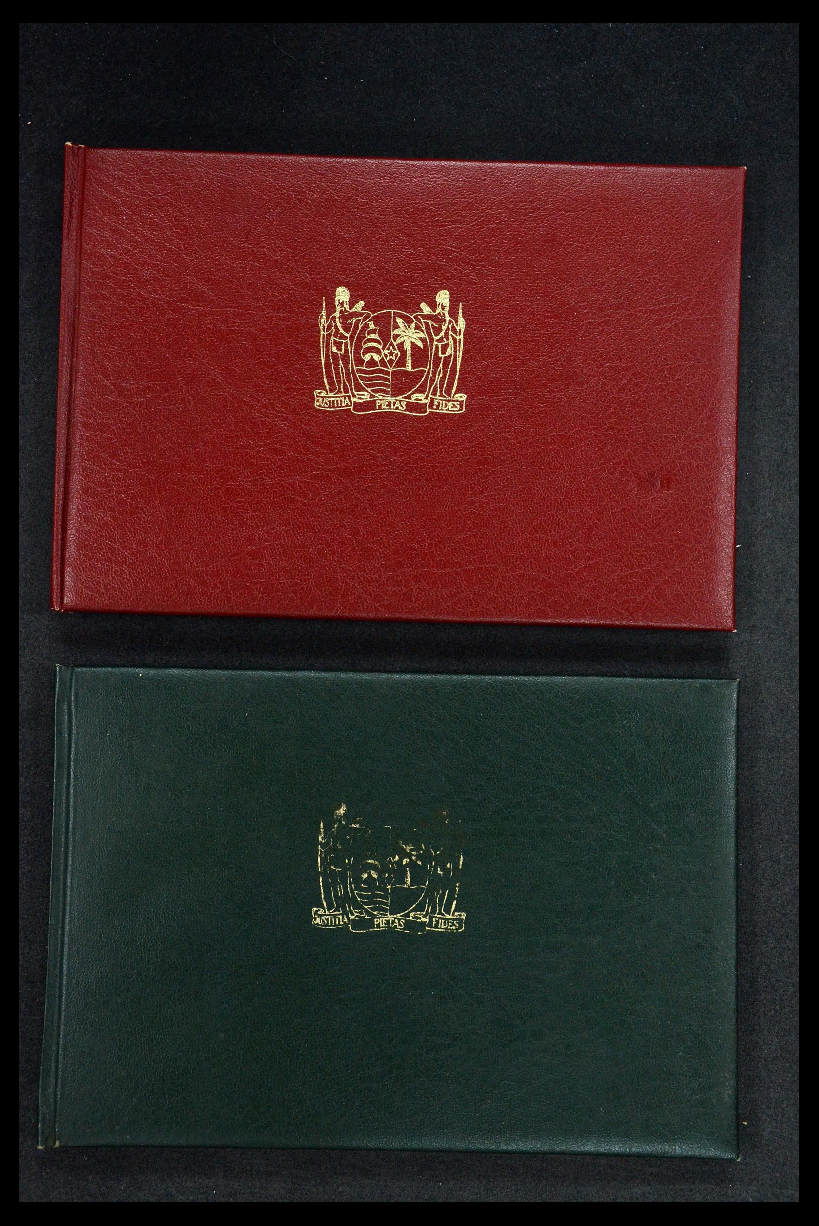 35542 002 - Postzegelverzameling 35542 Suriname carnets 1975-1978.