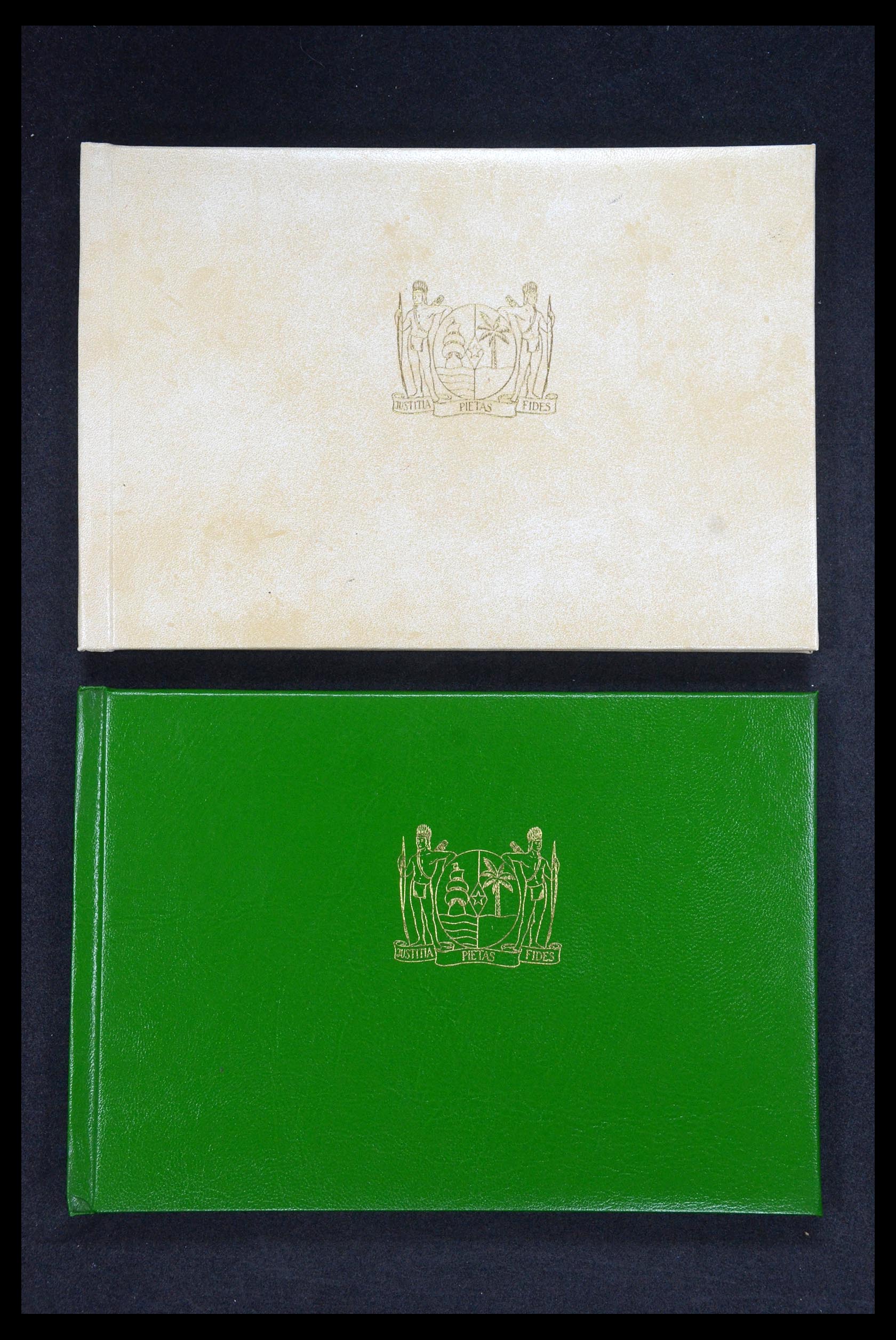 35542 007 - Postzegelverzameling 35542 Suriname carnets 1975-1978.