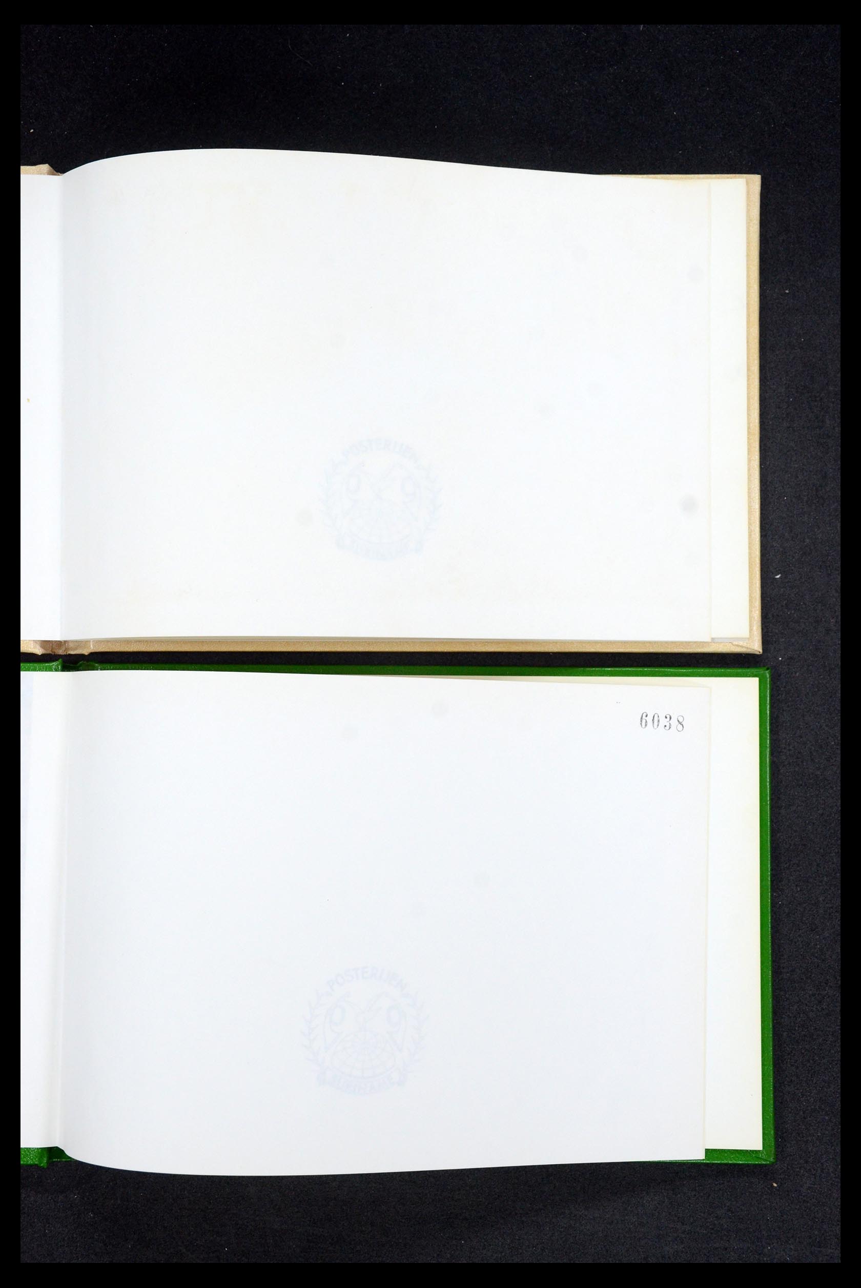 35542 008 - Postzegelverzameling 35542 Suriname carnets 1975-1978.