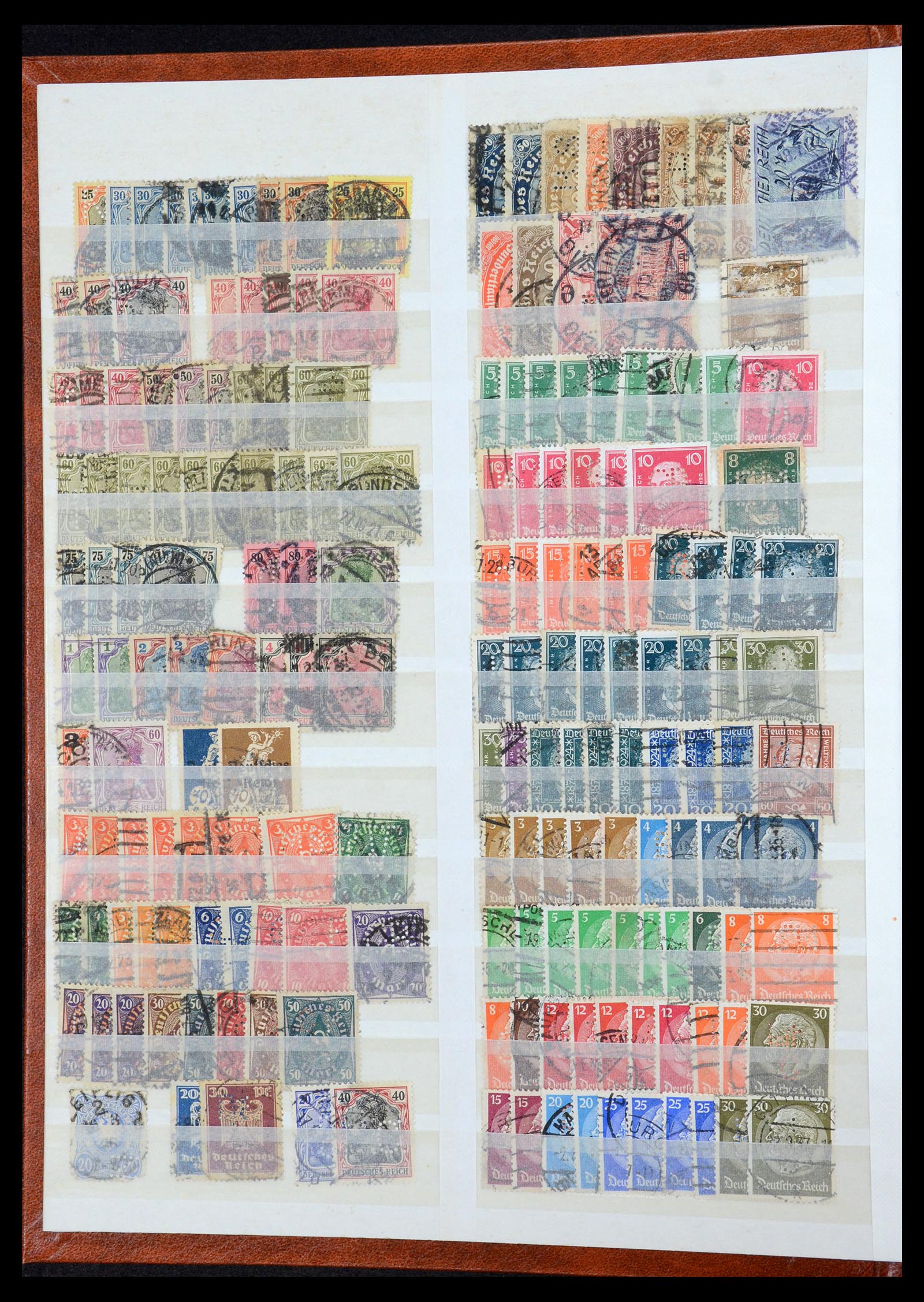 35718 004 - Postzegelverzameling 35718 Wereld perfins 1900-1950.