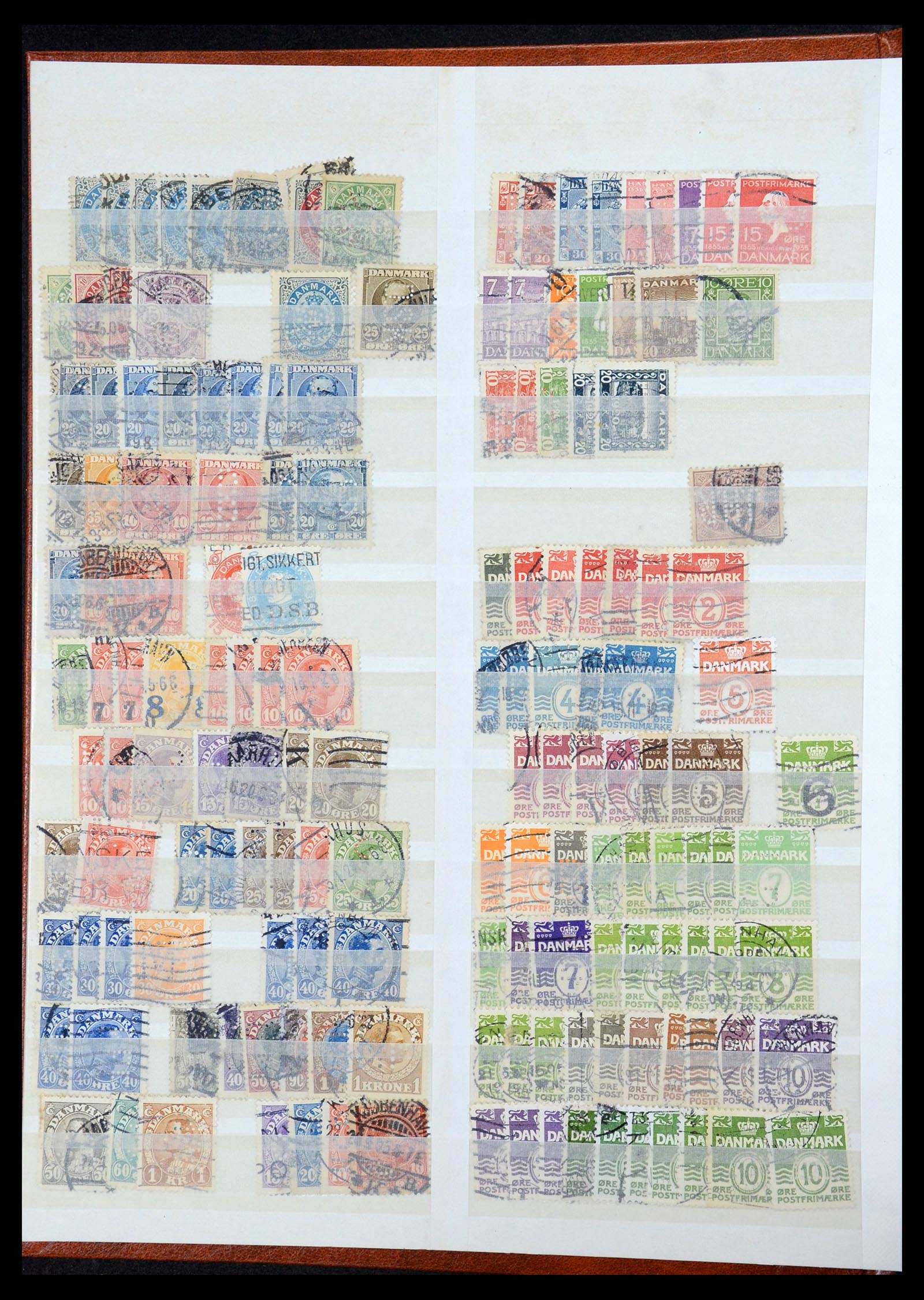 35718 006 - Postzegelverzameling 35718 Wereld perfins 1900-1950.