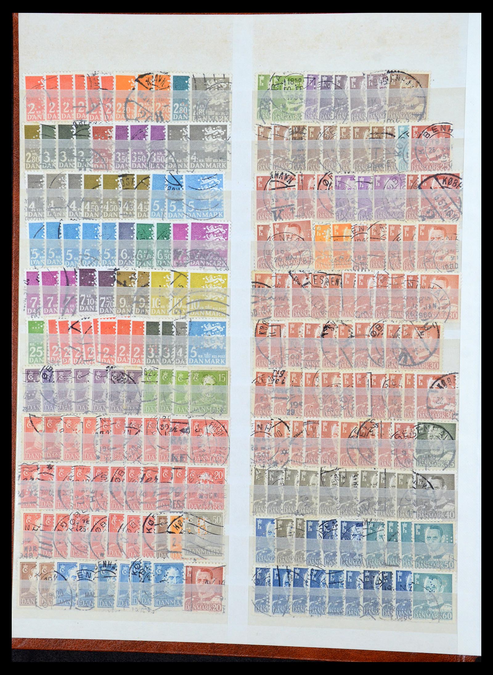 35718 008 - Postzegelverzameling 35718 Wereld perfins 1900-1950.
