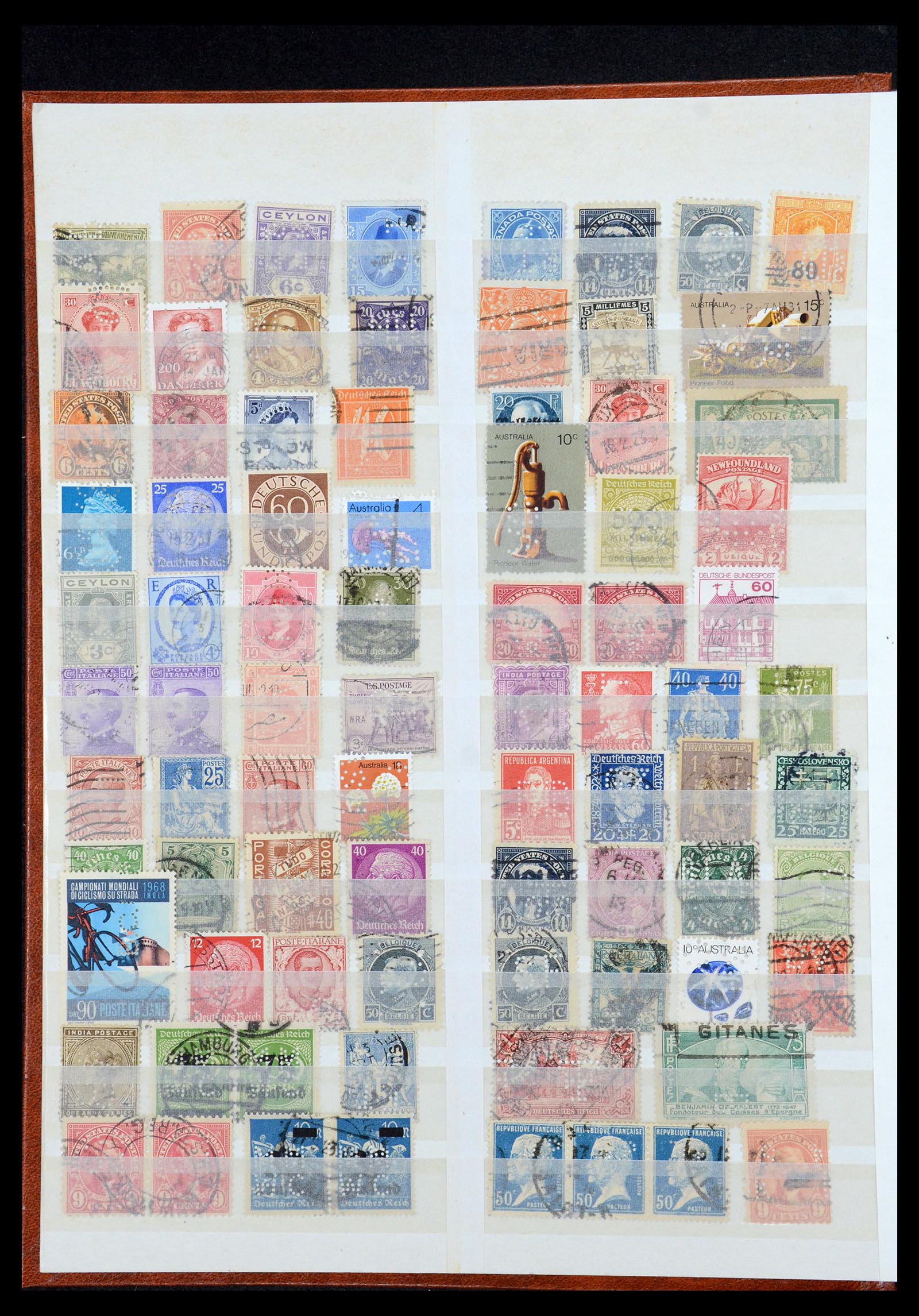 35718 014 - Postzegelverzameling 35718 Wereld perfins 1900-1950.