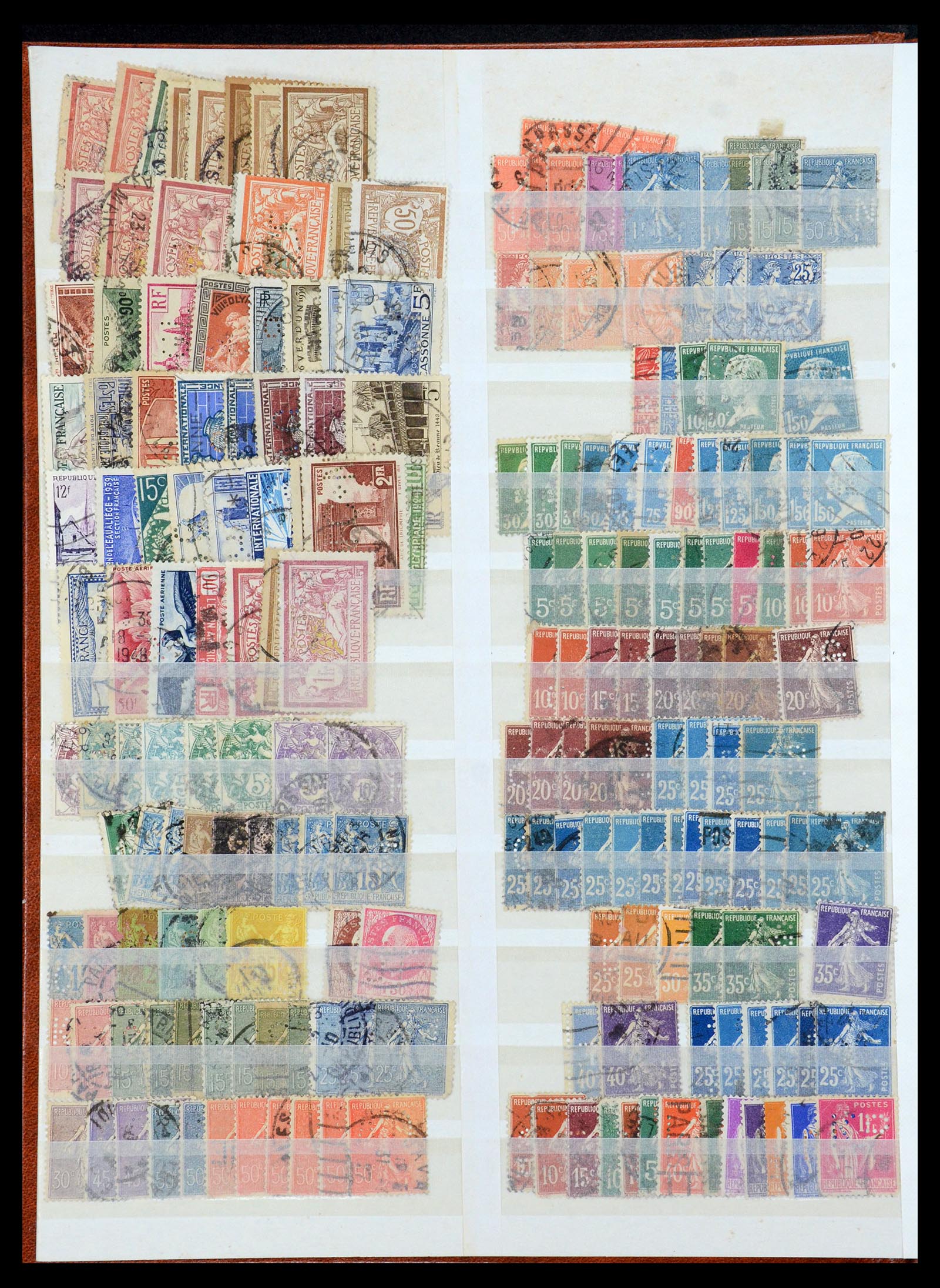 35718 019 - Postzegelverzameling 35718 Wereld perfins 1900-1950.
