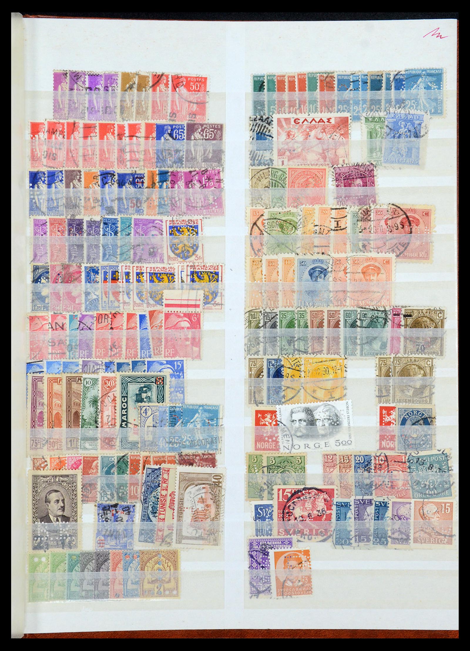 35718 020 - Postzegelverzameling 35718 Wereld perfins 1900-1950.