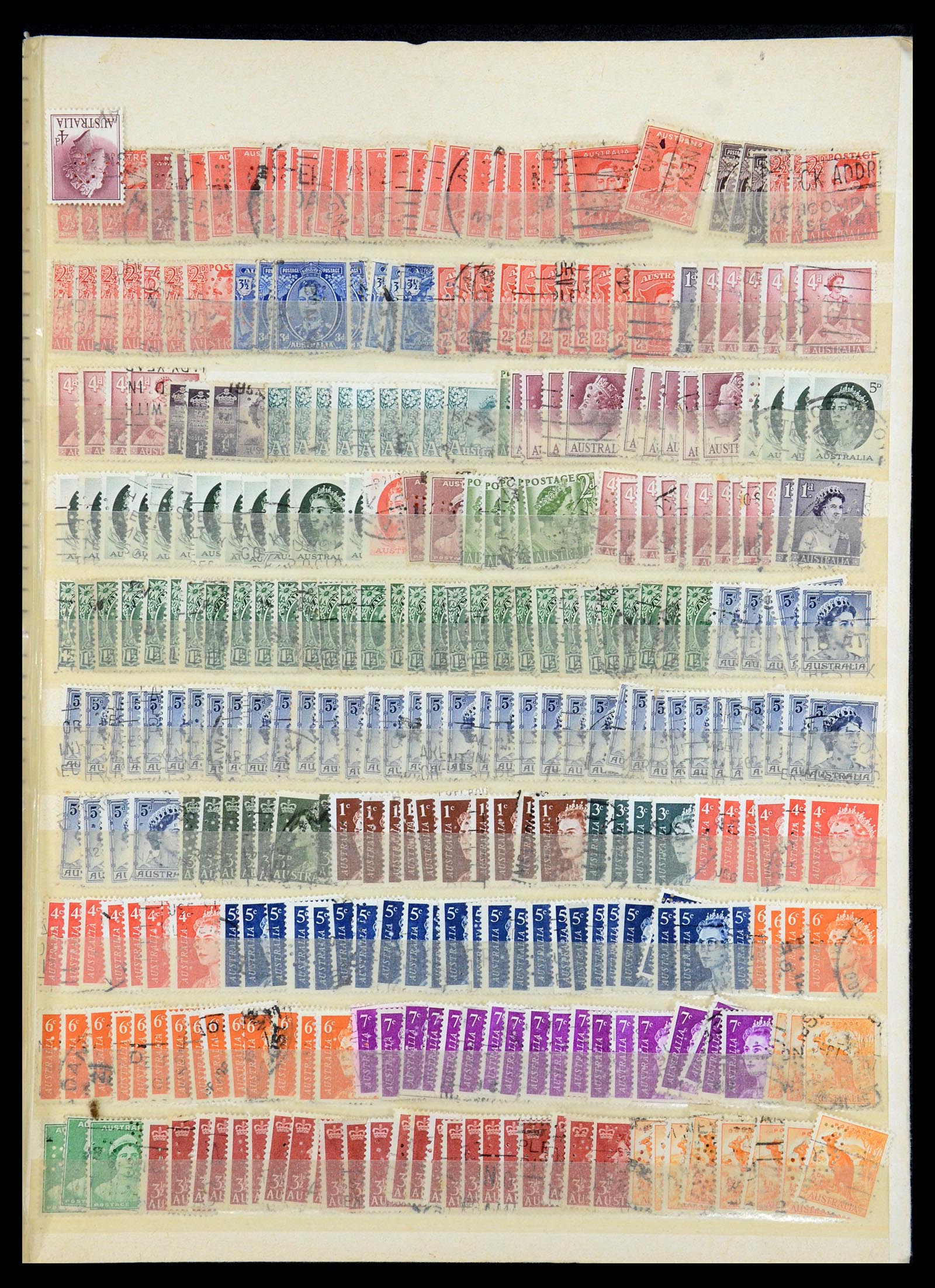 35718 041 - Postzegelverzameling 35718 Wereld perfins 1900-1950.