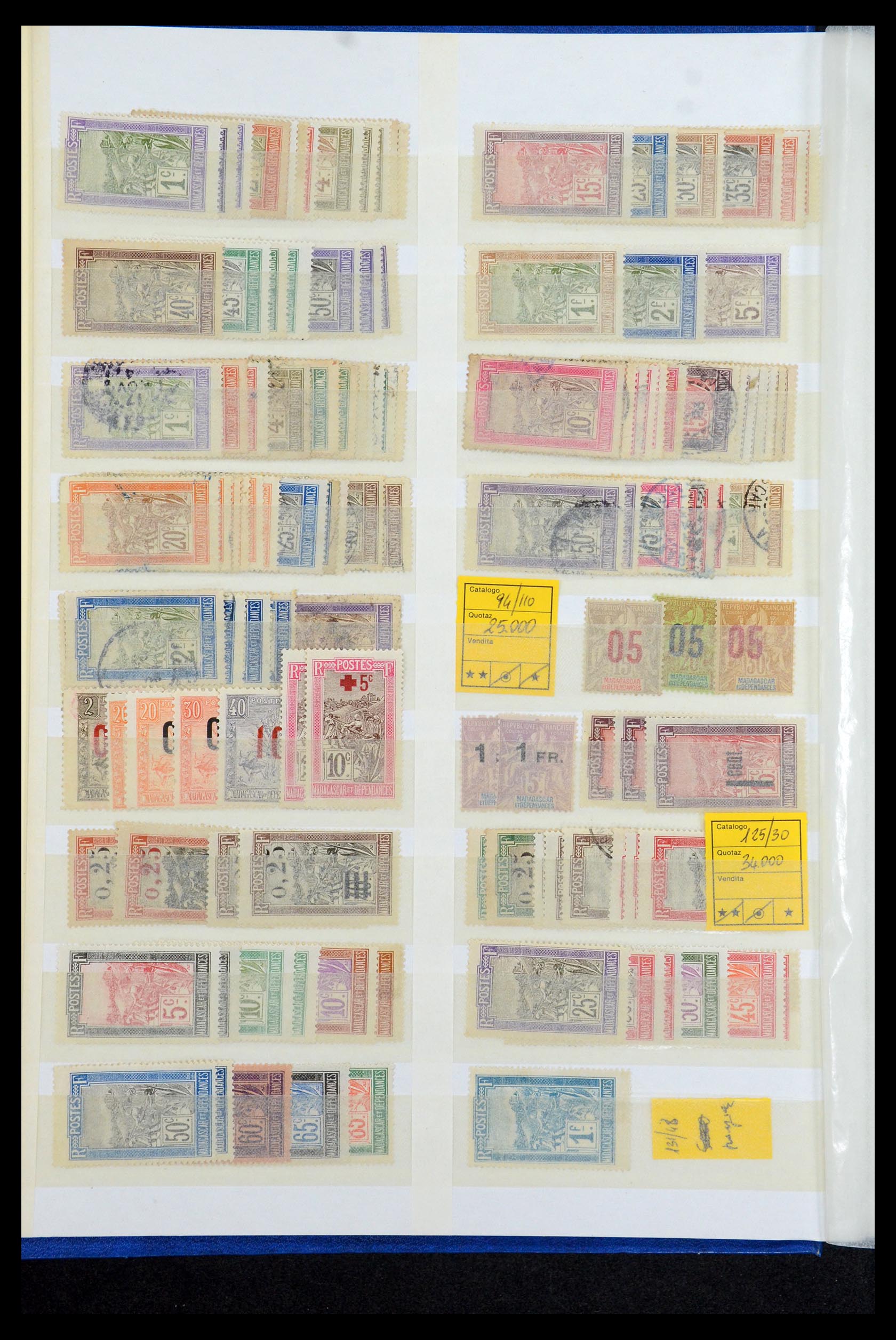 35746 002 - Stamp Collection 35746 Madagascar en Réunion 1880-1992.