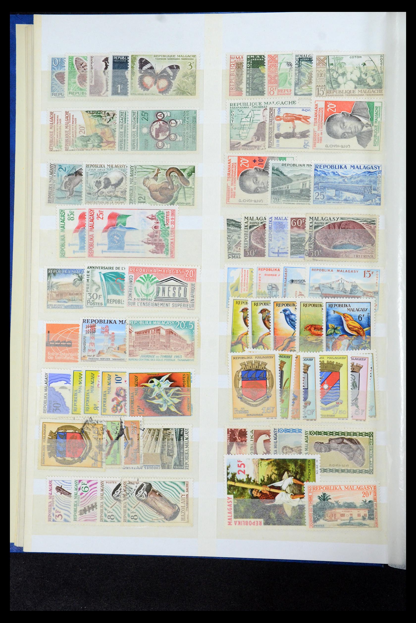 35746 008 - Postzegelverzameling 35746 Madagascar en Réunion 1880-1992.