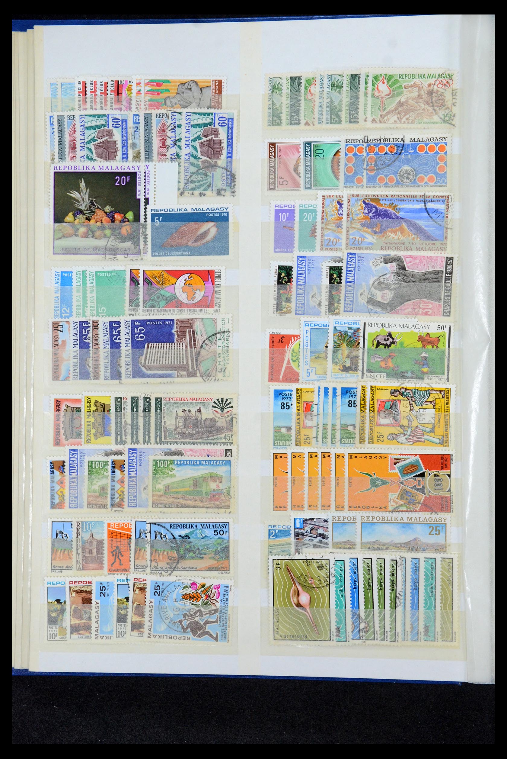35746 010 - Postzegelverzameling 35746 Madagascar en Réunion 1880-1992.