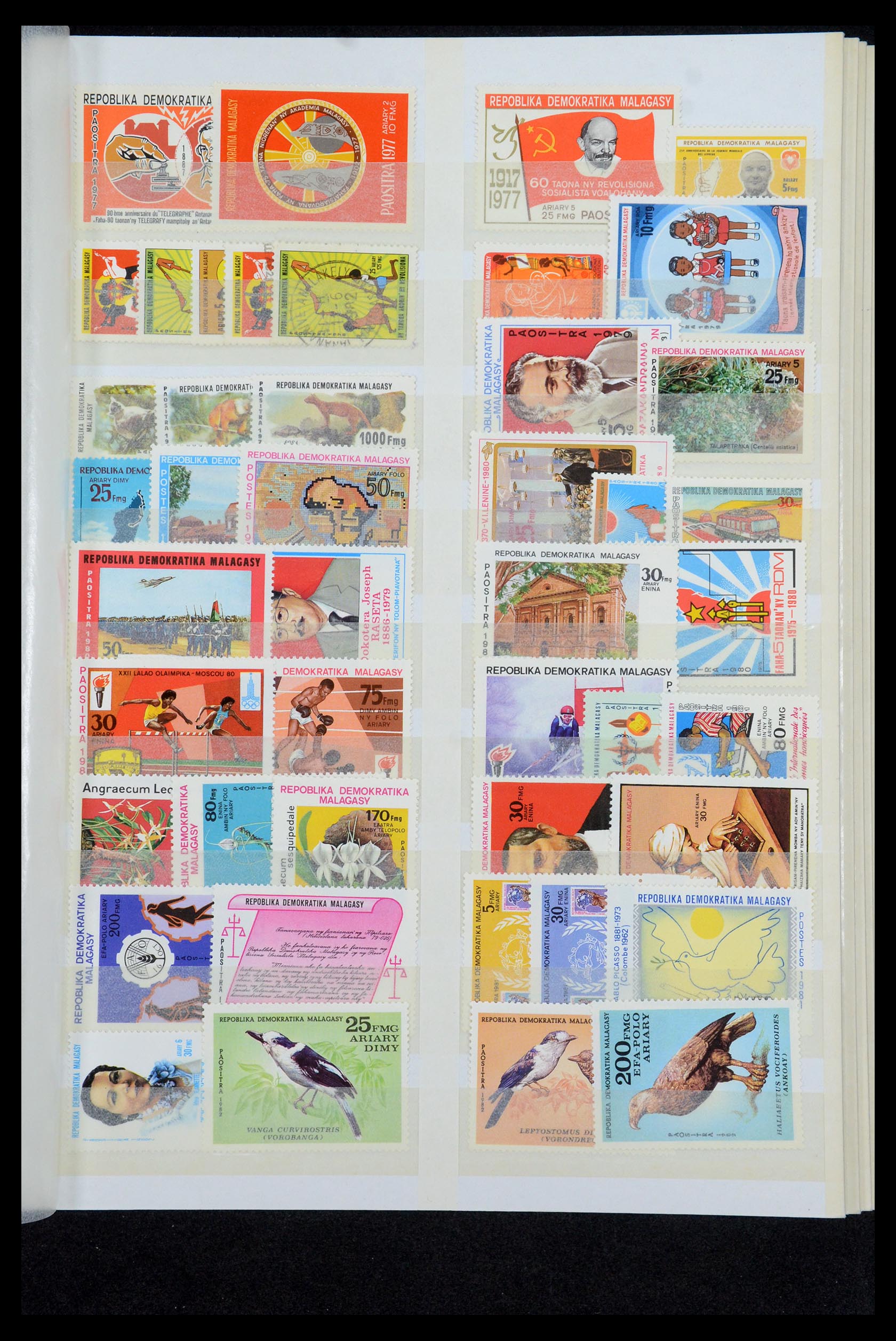35746 013 - Postzegelverzameling 35746 Madagascar en Réunion 1880-1992.
