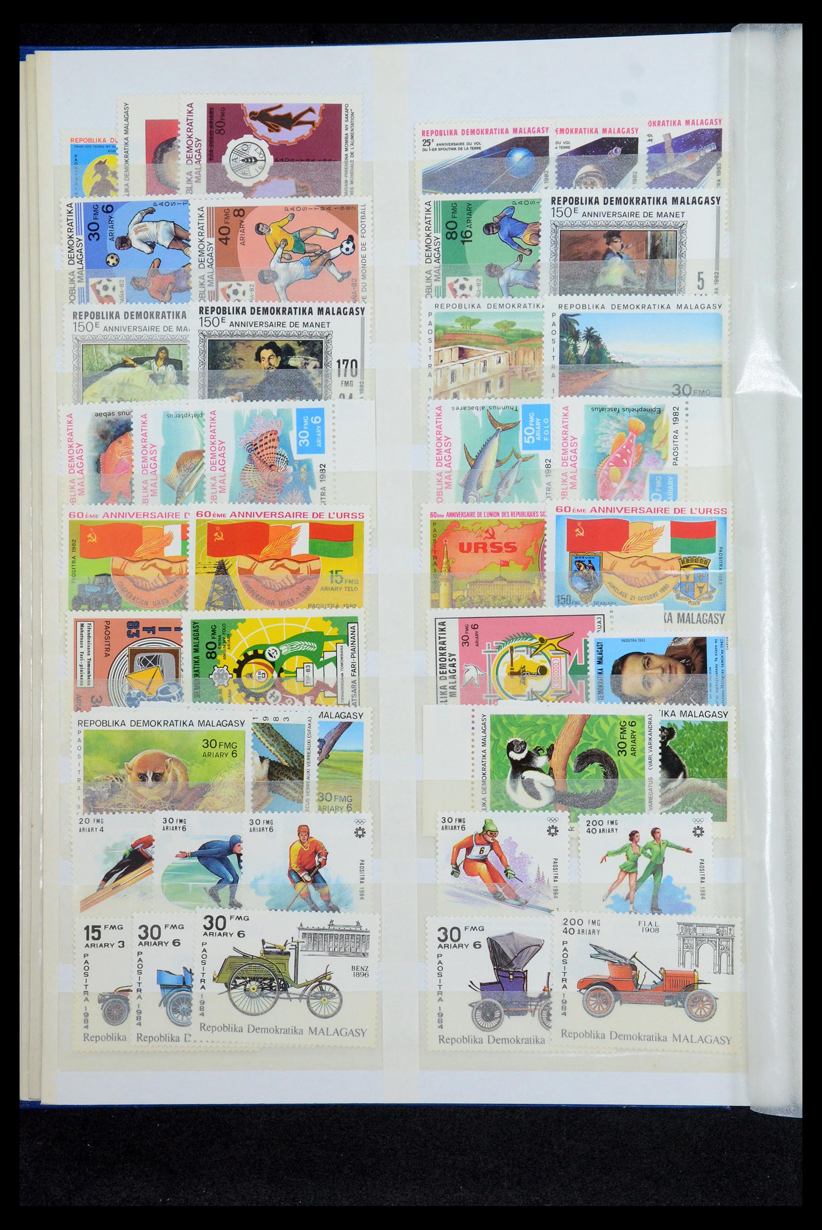 35746 014 - Postzegelverzameling 35746 Madagascar en Réunion 1880-1992.