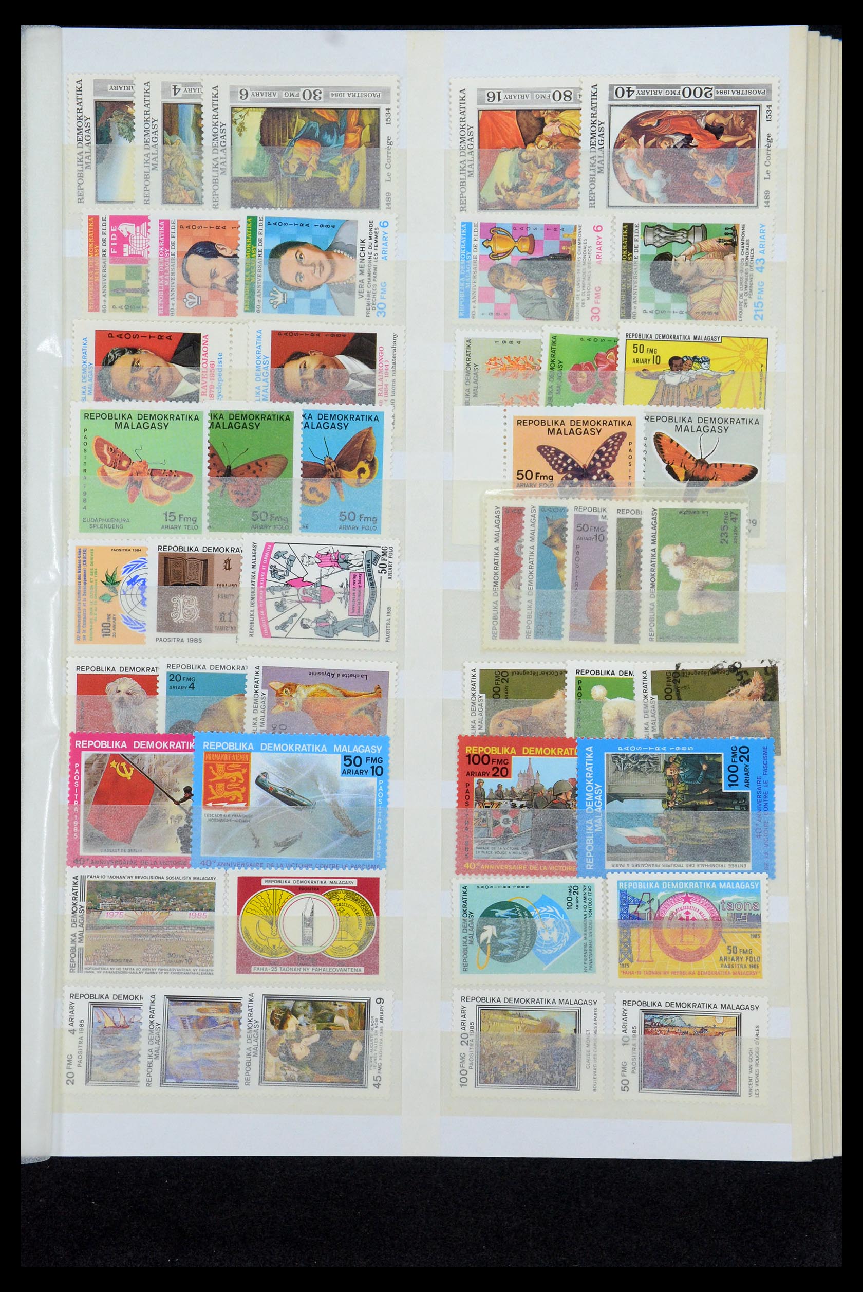 35746 015 - Postzegelverzameling 35746 Madagascar en Réunion 1880-1992.