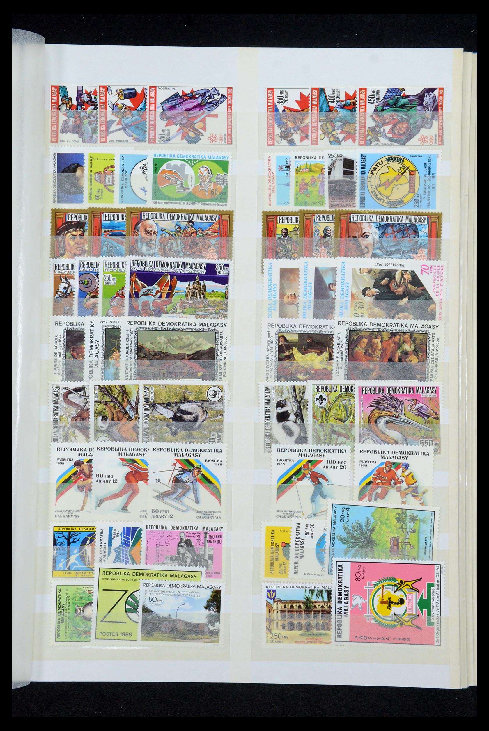 35746 017 - Postzegelverzameling 35746 Madagascar en Réunion 1880-1992.