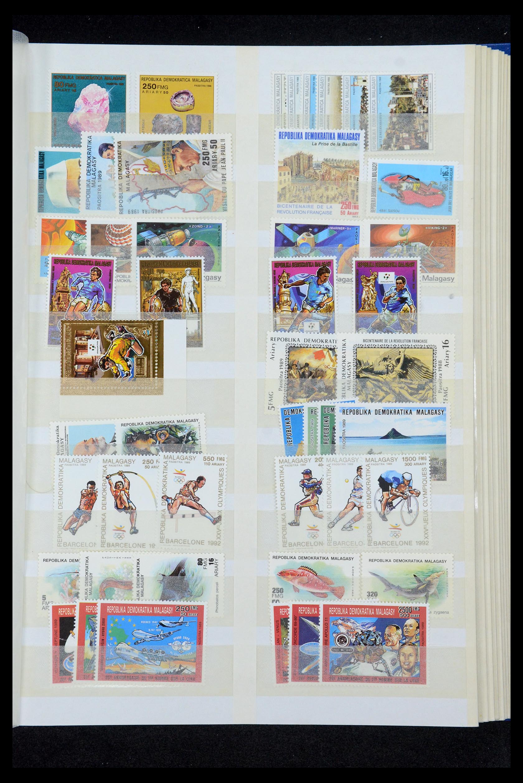 35746 019 - Postzegelverzameling 35746 Madagascar en Réunion 1880-1992.