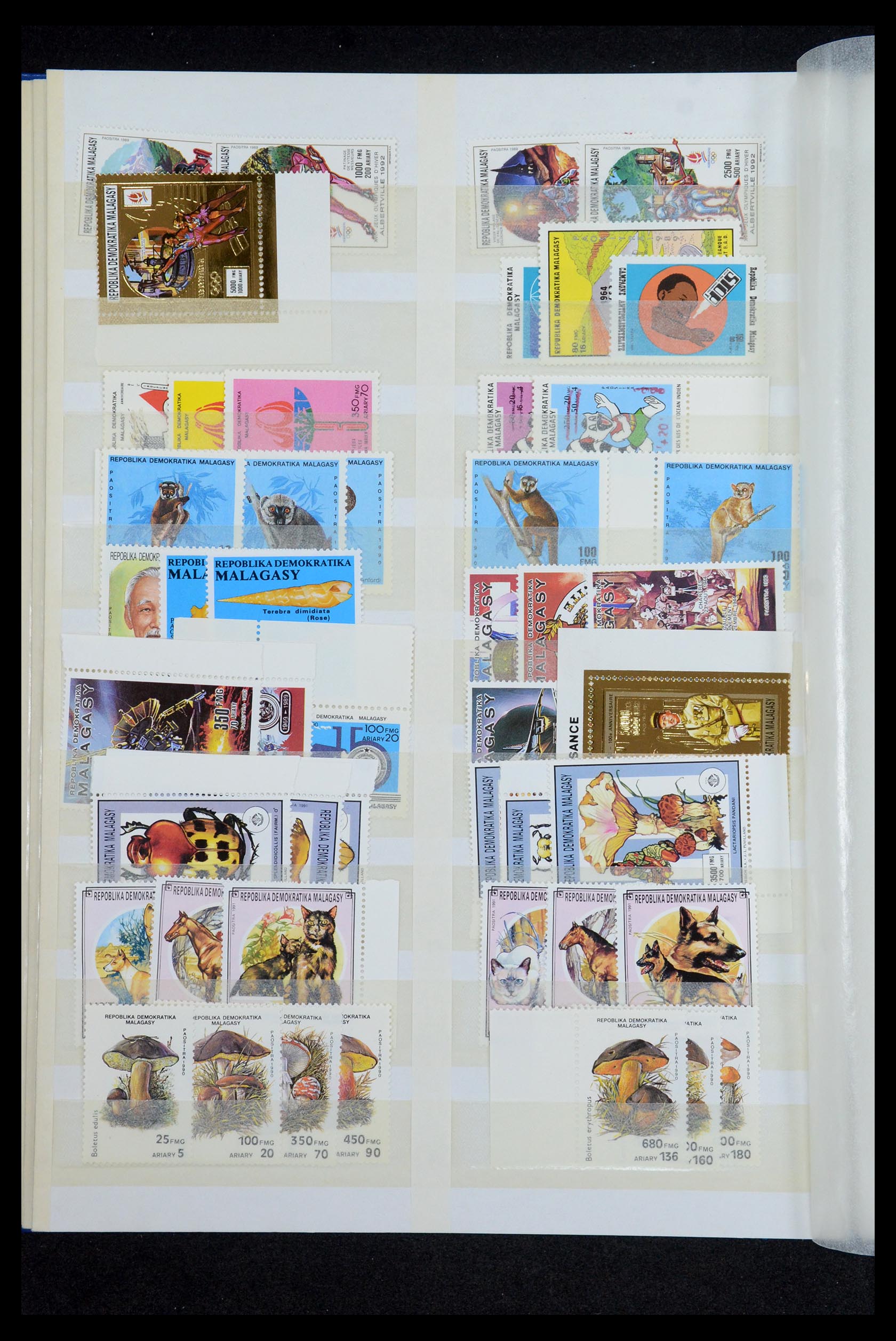 35746 020 - Postzegelverzameling 35746 Madagascar en Réunion 1880-1992.