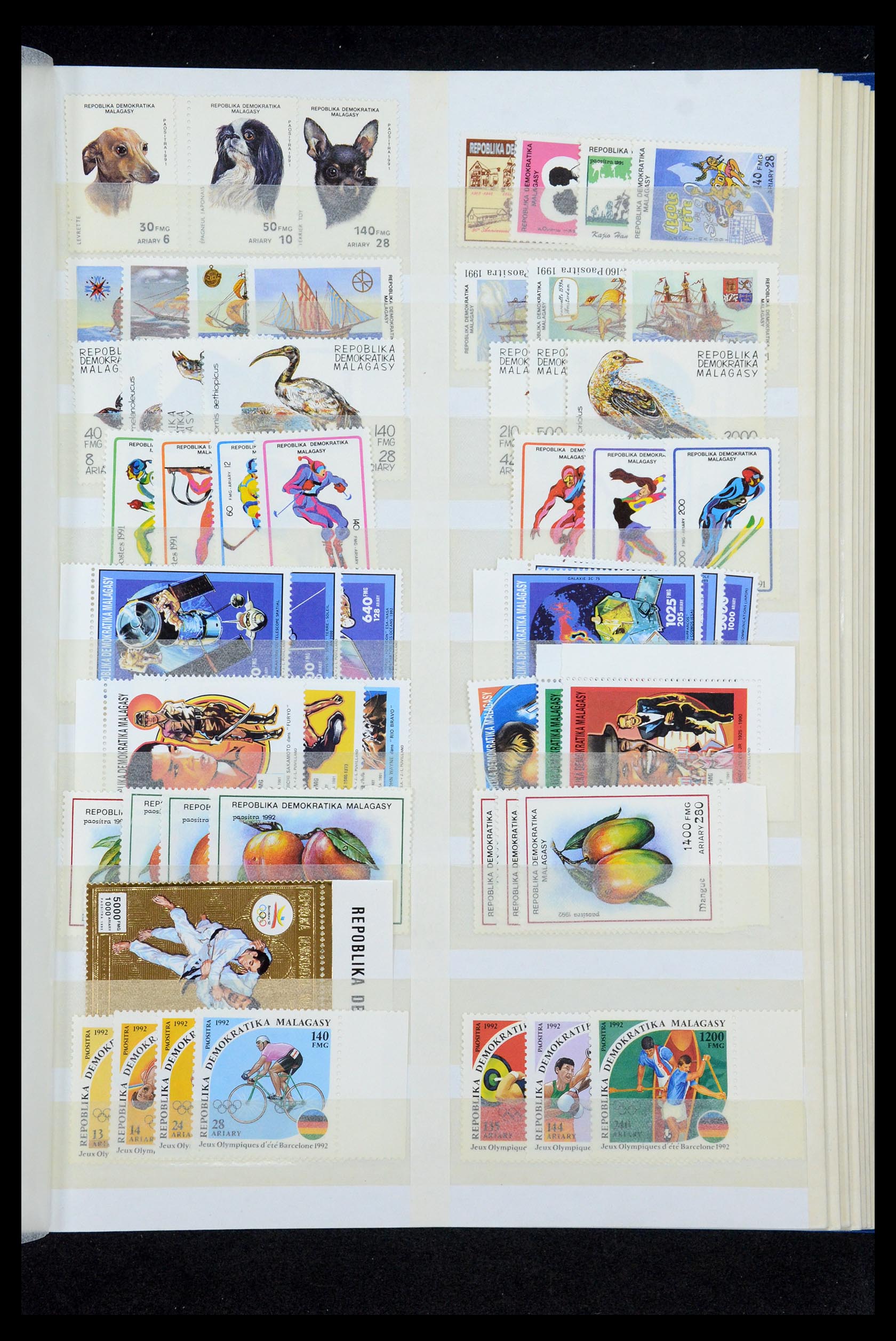 35746 021 - Postzegelverzameling 35746 Madagascar en Réunion 1880-1992.