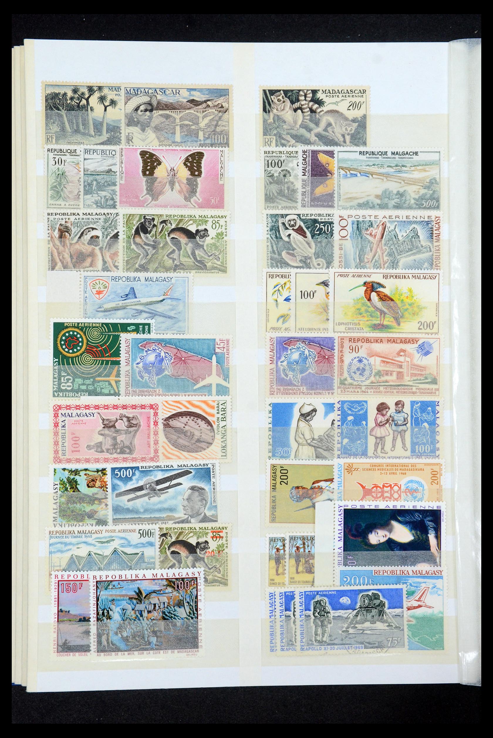 35746 025 - Postzegelverzameling 35746 Madagascar en Réunion 1880-1992.